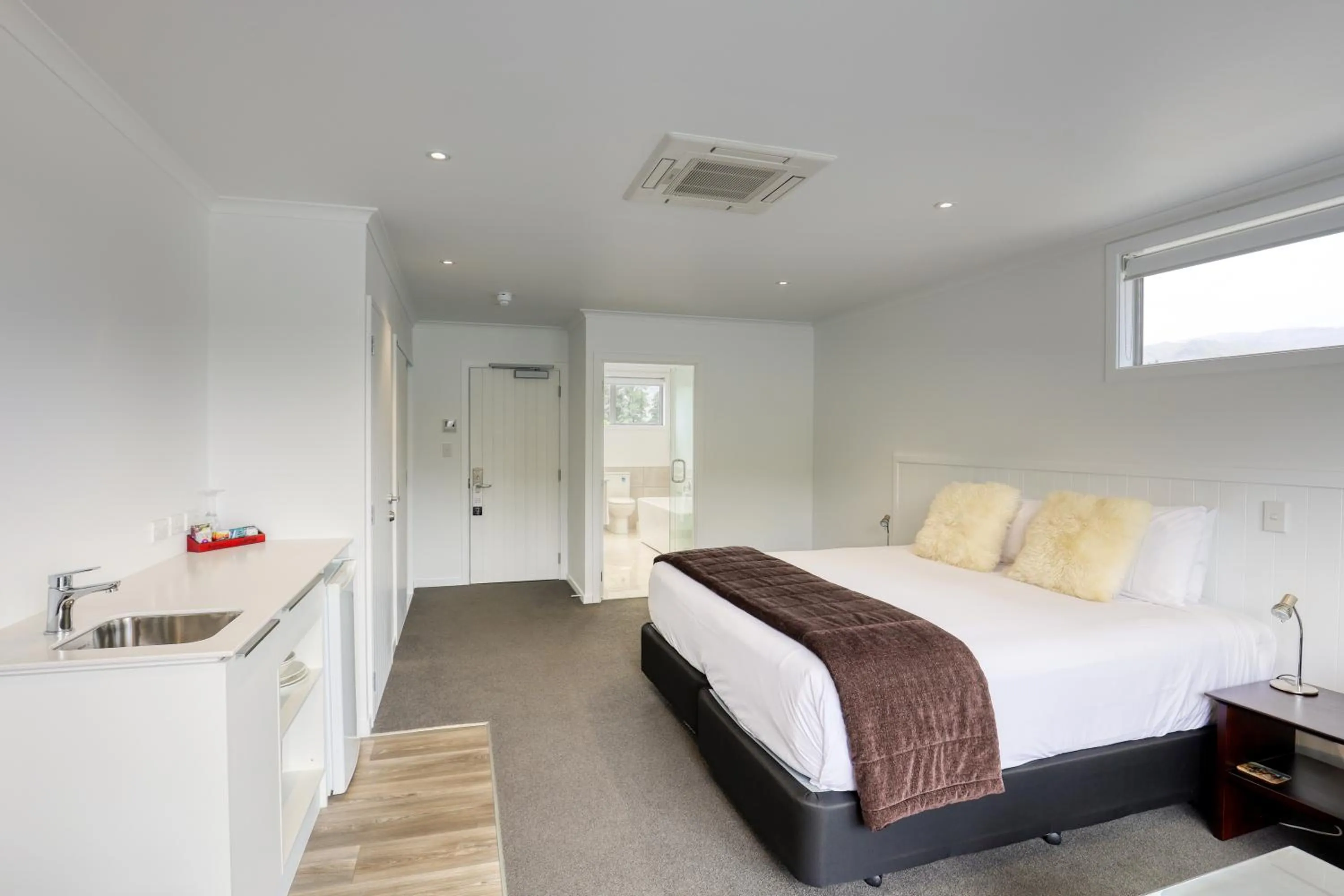 Photo of the whole room, Bed in Marsden Lake Resort Central Otago