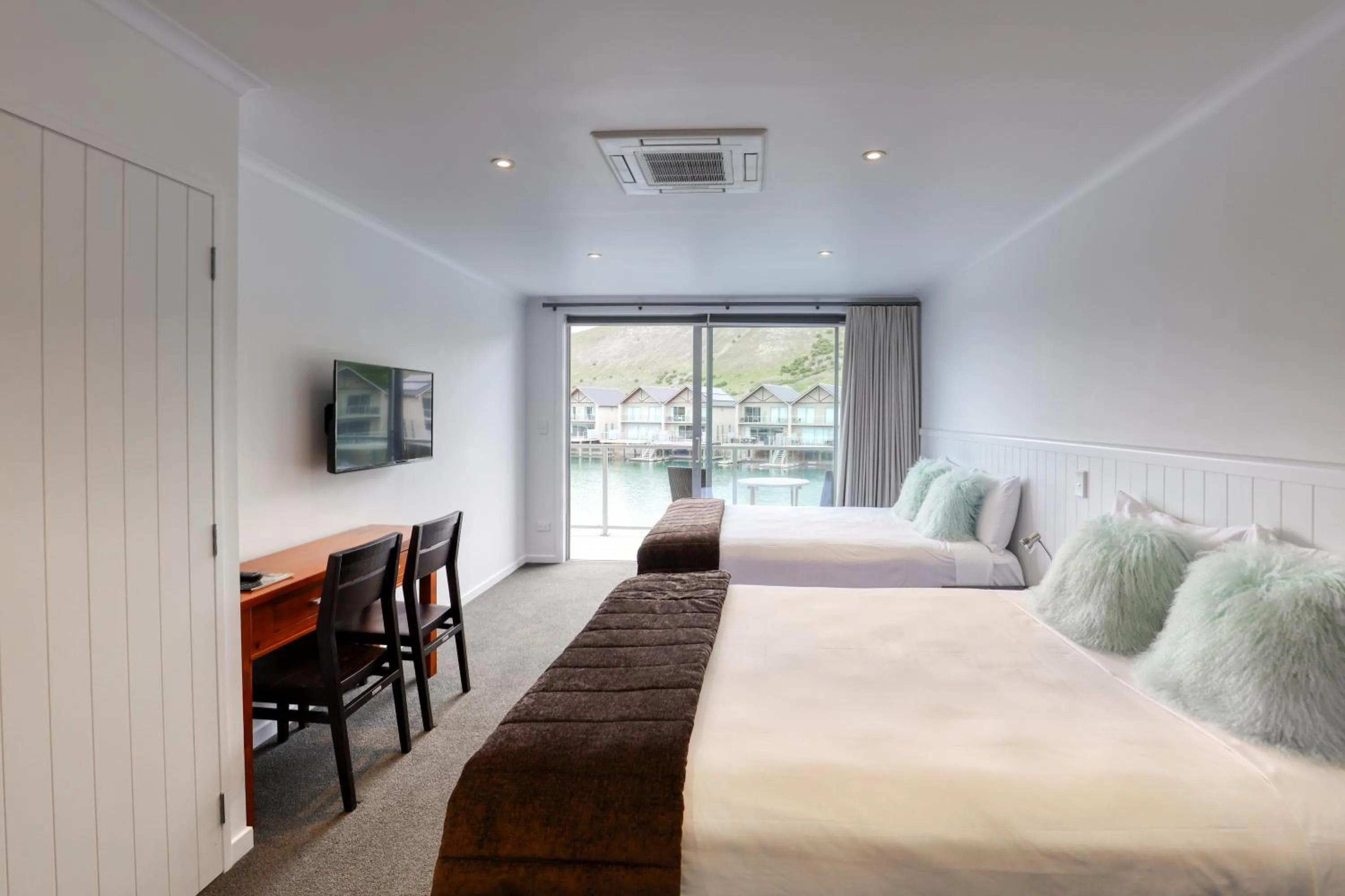 Photo of the whole room, Bed in Marsden Lake Resort Central Otago