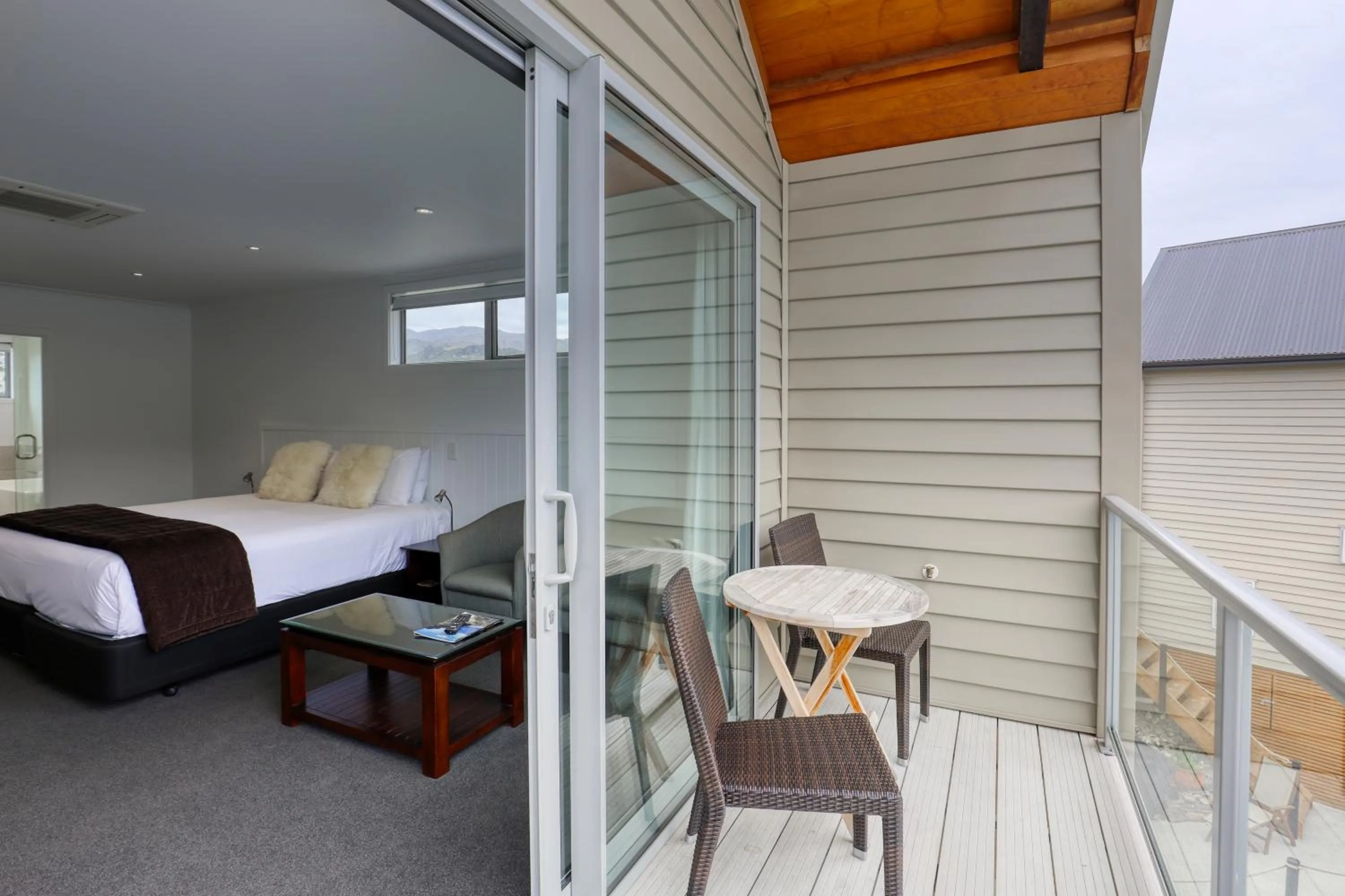 Balcony/Terrace, Bed in Marsden Lake Resort Central Otago