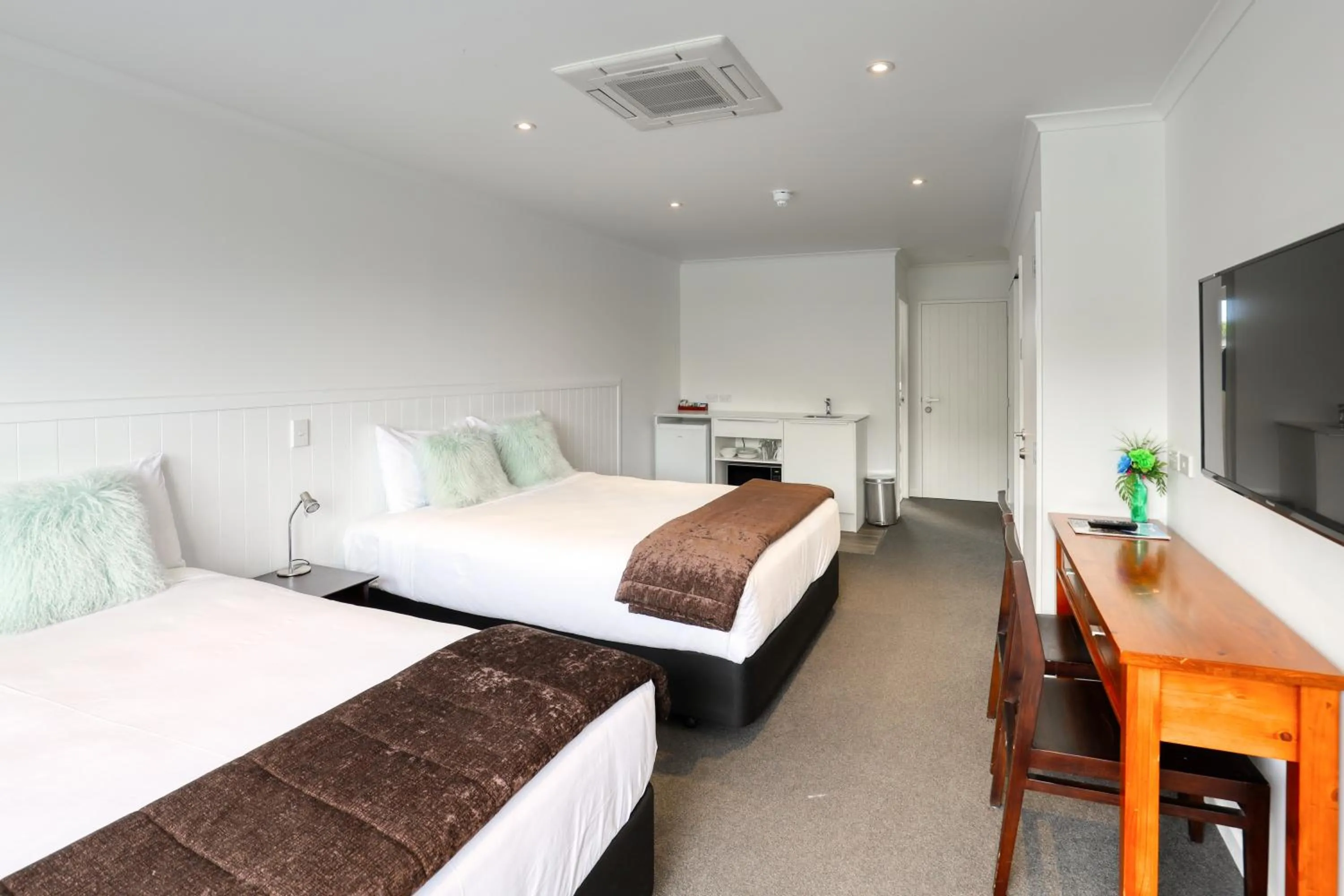 Photo of the whole room, Bed in Marsden Lake Resort Central Otago