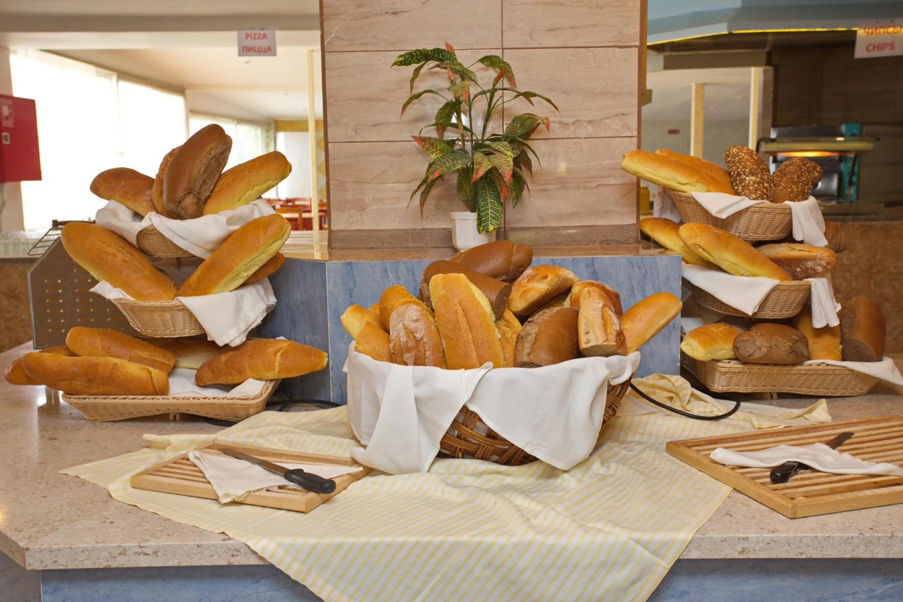 Food and drinks in Eri Beach & Village Hotel