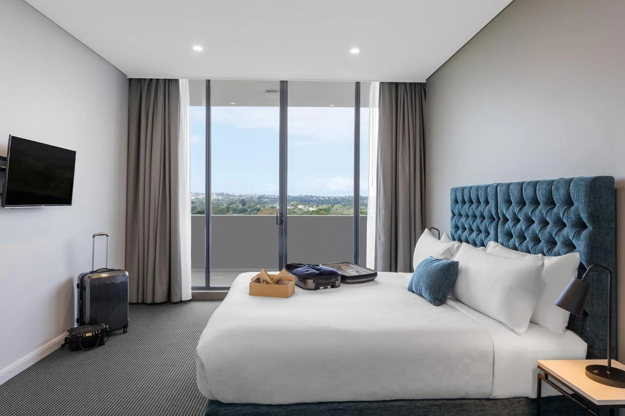 Bedroom, Bed in Meriton Suites Waterloo