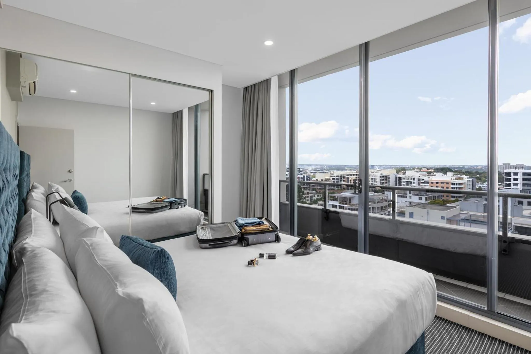 Bedroom, Bed in Meriton Suites Waterloo