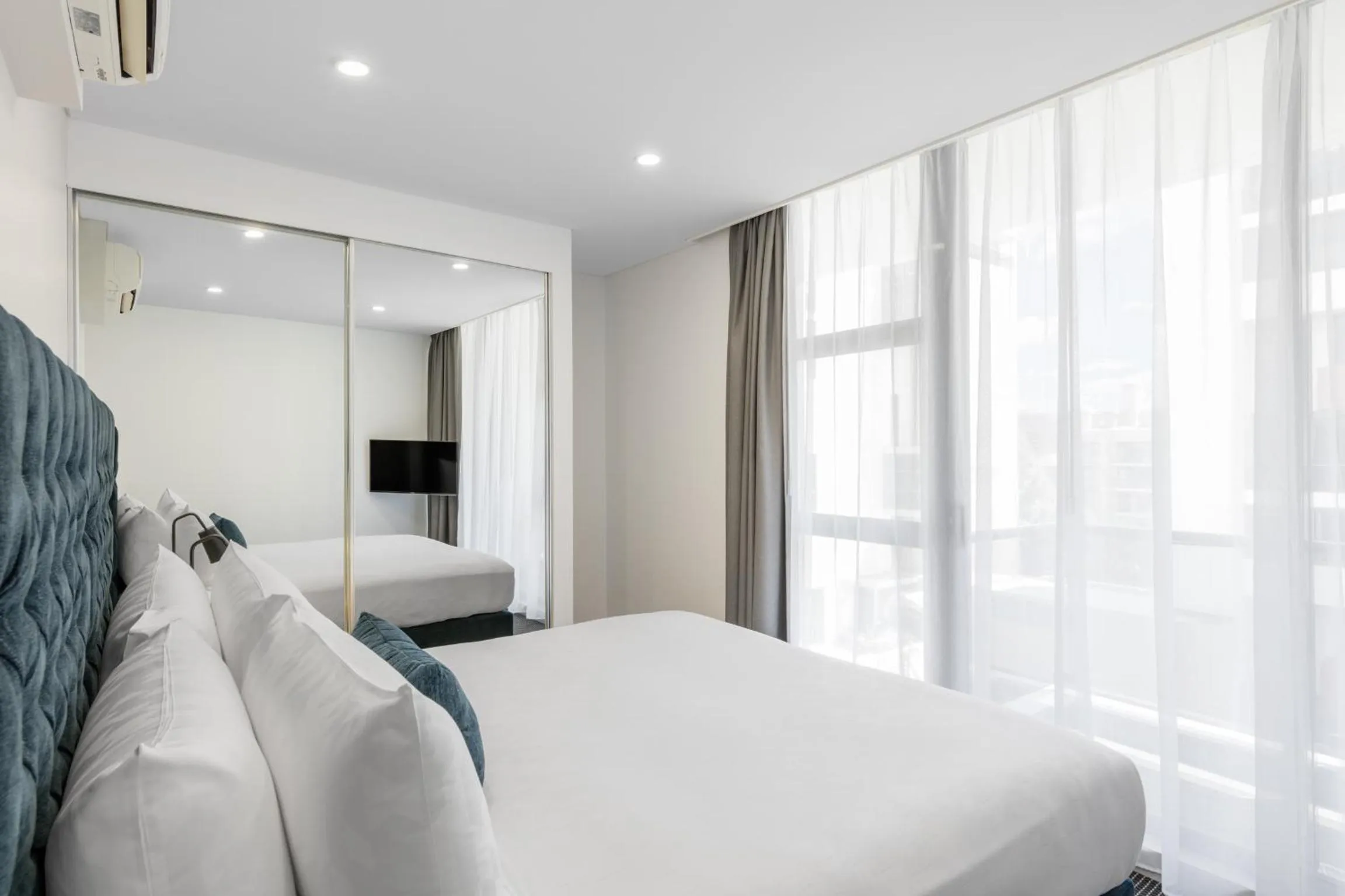 Bedroom, Bed in Meriton Suites Waterloo