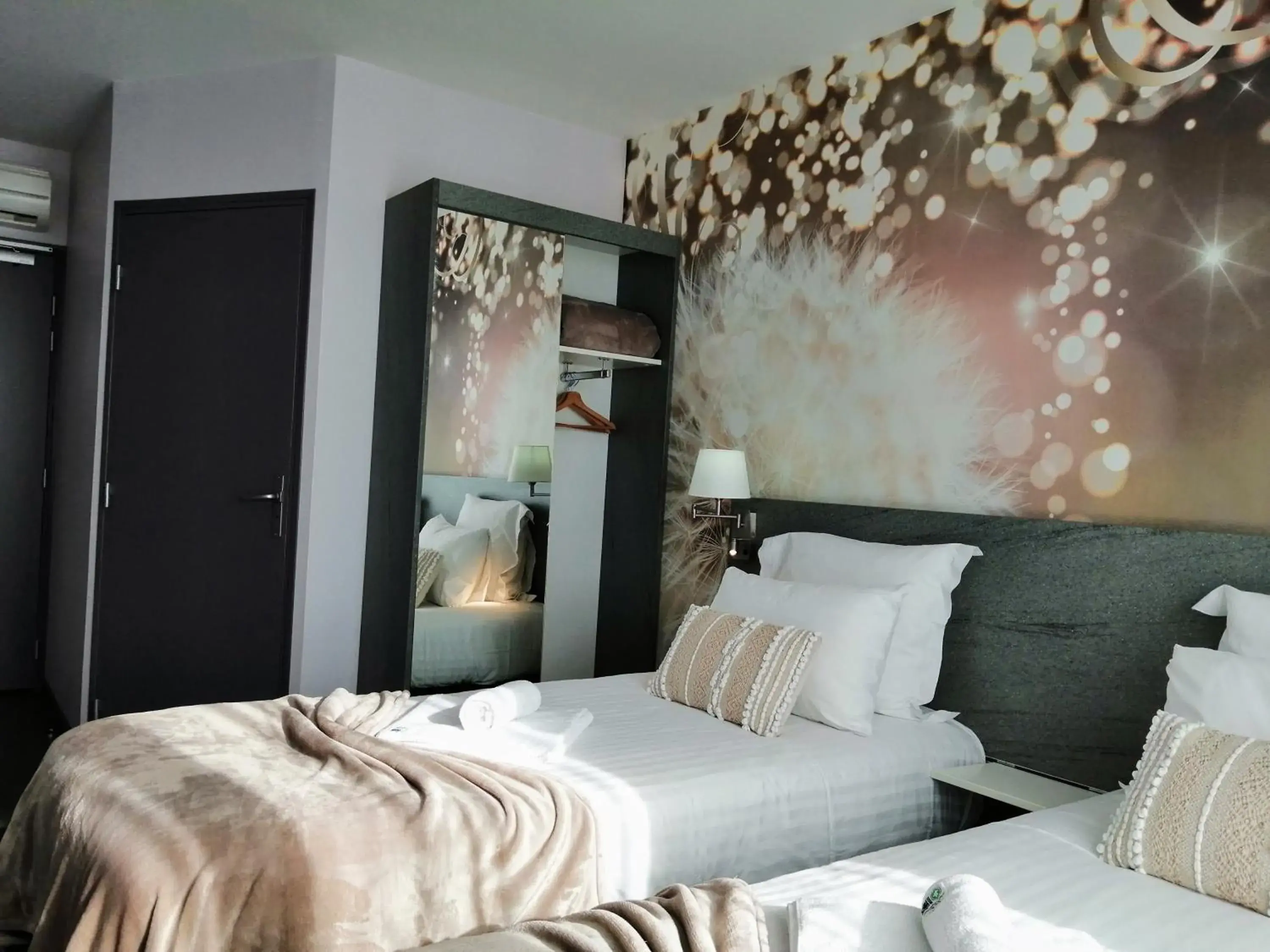 Twin Room in L'AEROGARE Amboise Twin Room in L'AEROGARE Amboise
