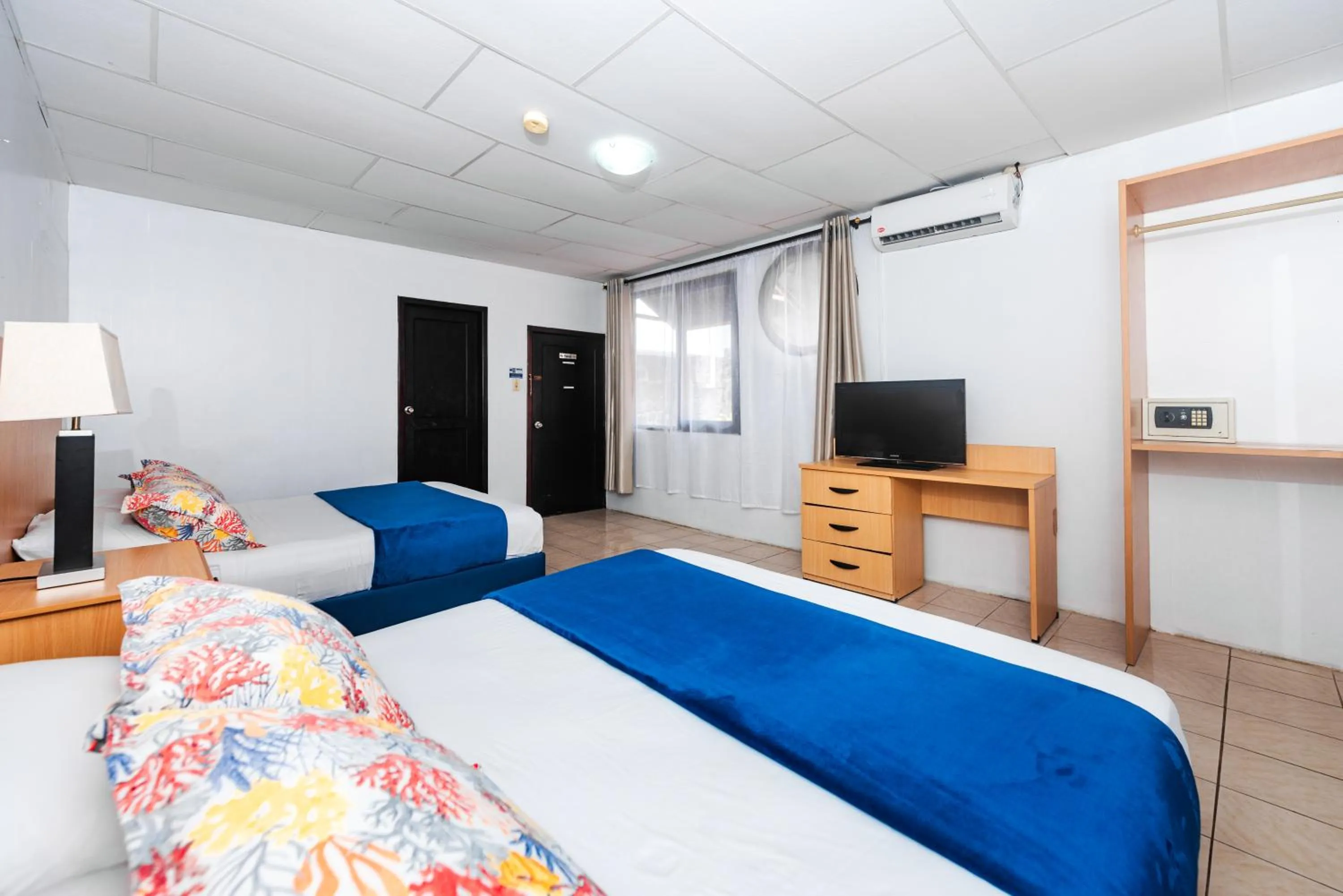 Photo of the whole room, Bed in Hostal North Seymour