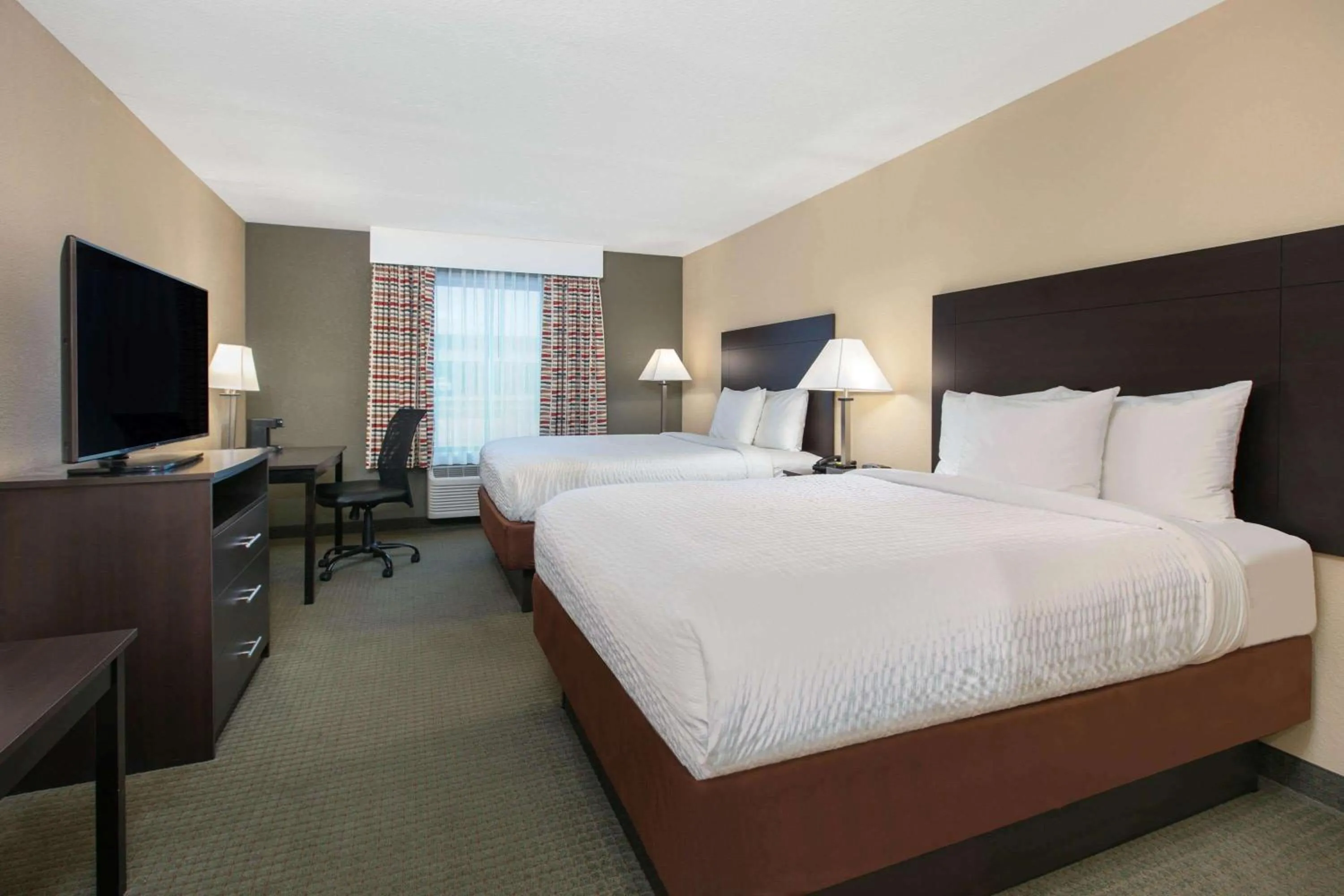 Photo of the whole room, Bed in Days Inn & Suites by Wyndham Florence/Jackson Area