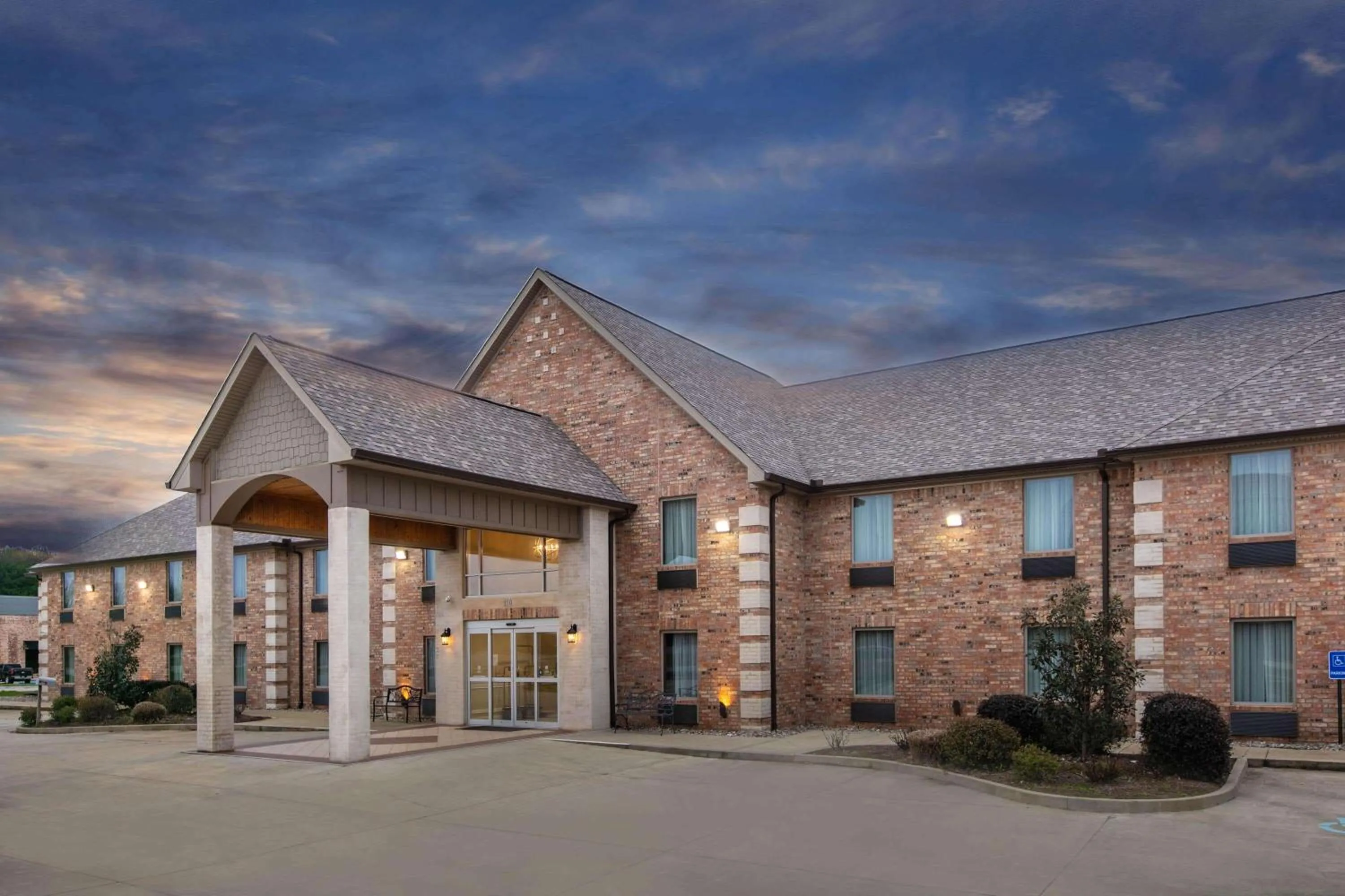 Property building in Days Inn & Suites by Wyndham Florence/Jackson Area