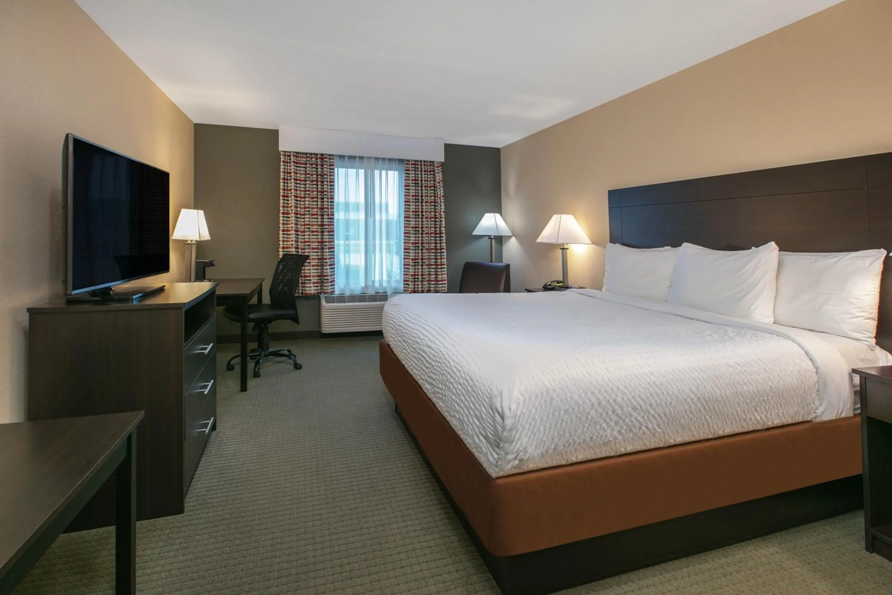 Bed in Days Inn & Suites by Wyndham Florence/Jackson Area