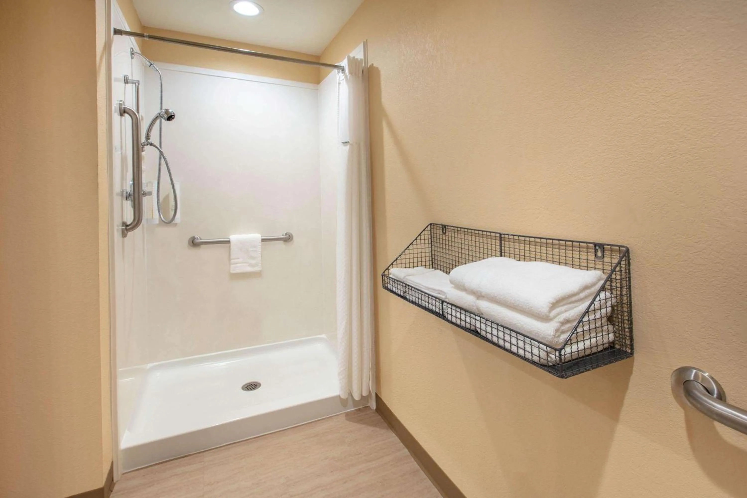 Shower in Days Inn & Suites by Wyndham Florence/Jackson Area