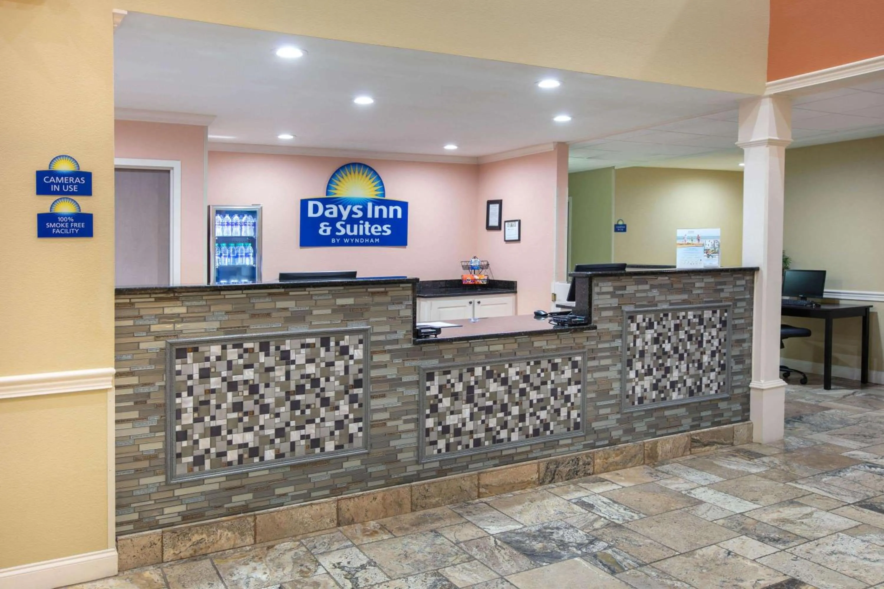 Lobby or reception in Days Inn & Suites by Wyndham Florence/Jackson Area