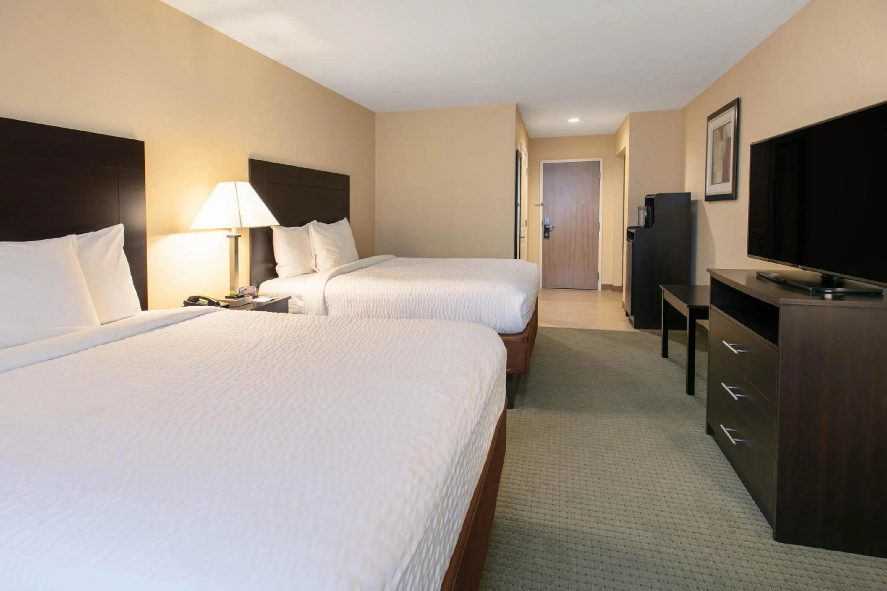 Bed in Days Inn & Suites by Wyndham Florence/Jackson Area
