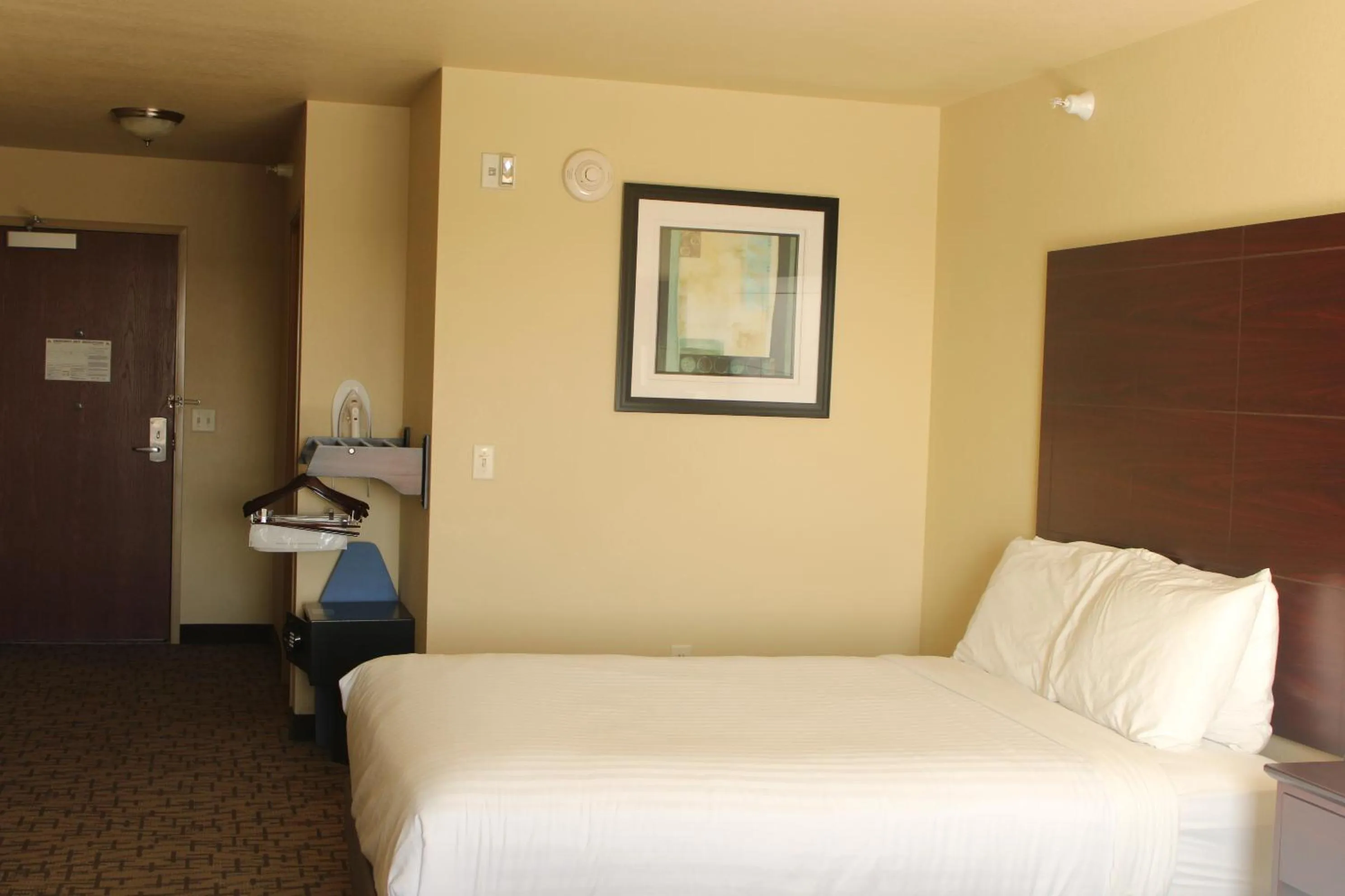 Bed in Cobblestone Hotel & Suites - Devils Lake
