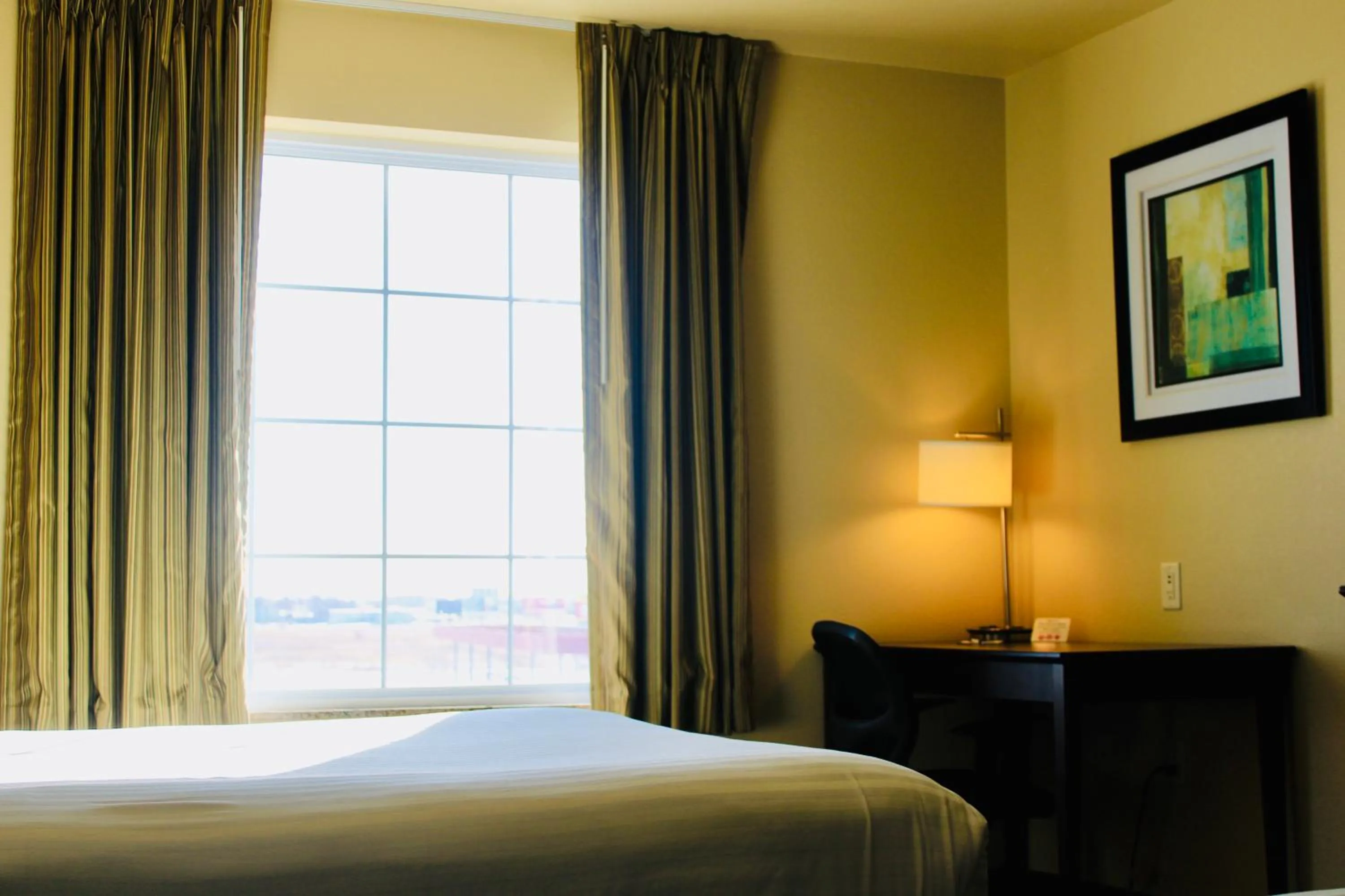 Bed in Cobblestone Hotel & Suites - Devils Lake