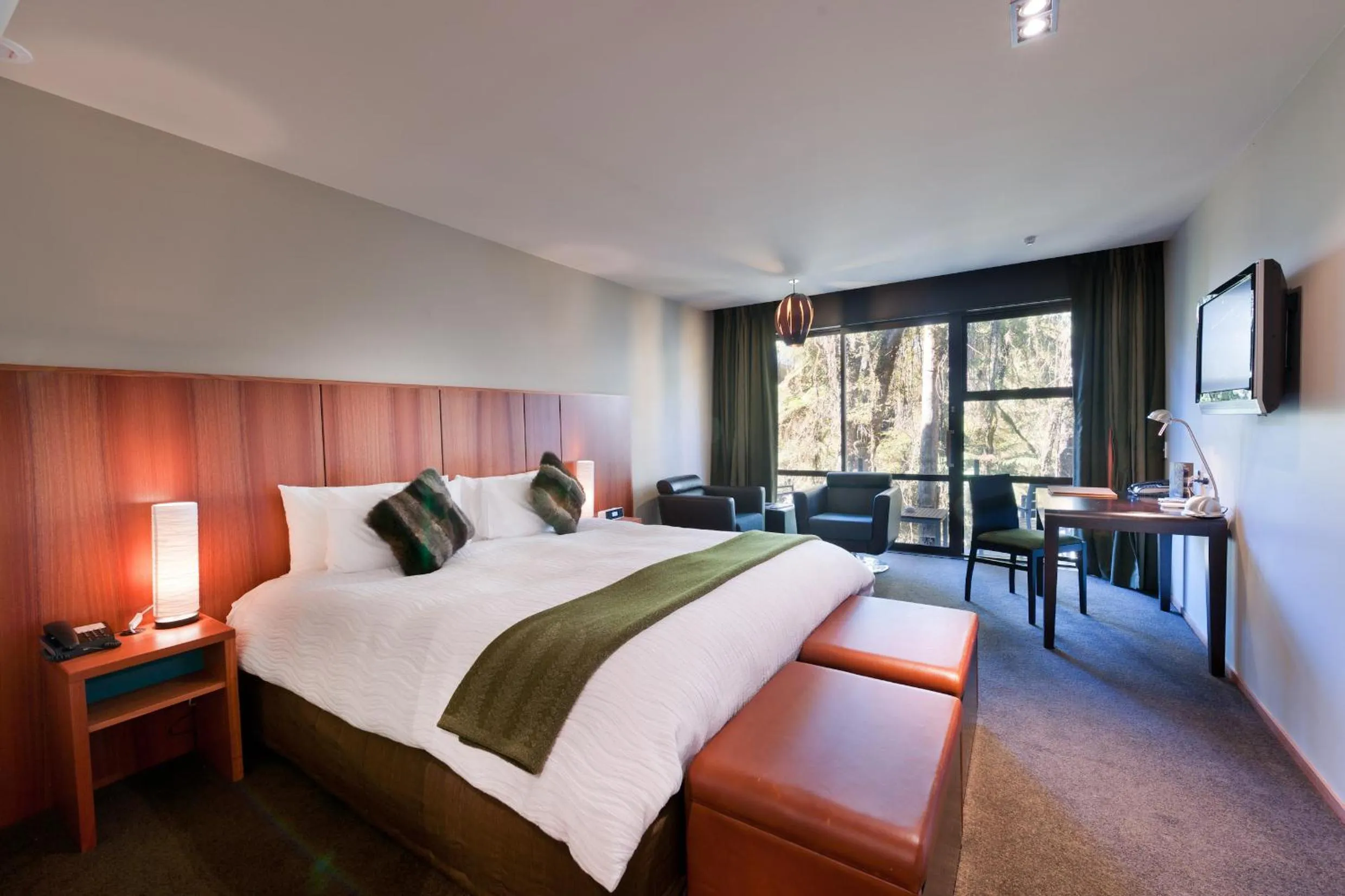 Bed in Legacy Te Waonui Hotel Franz Josef