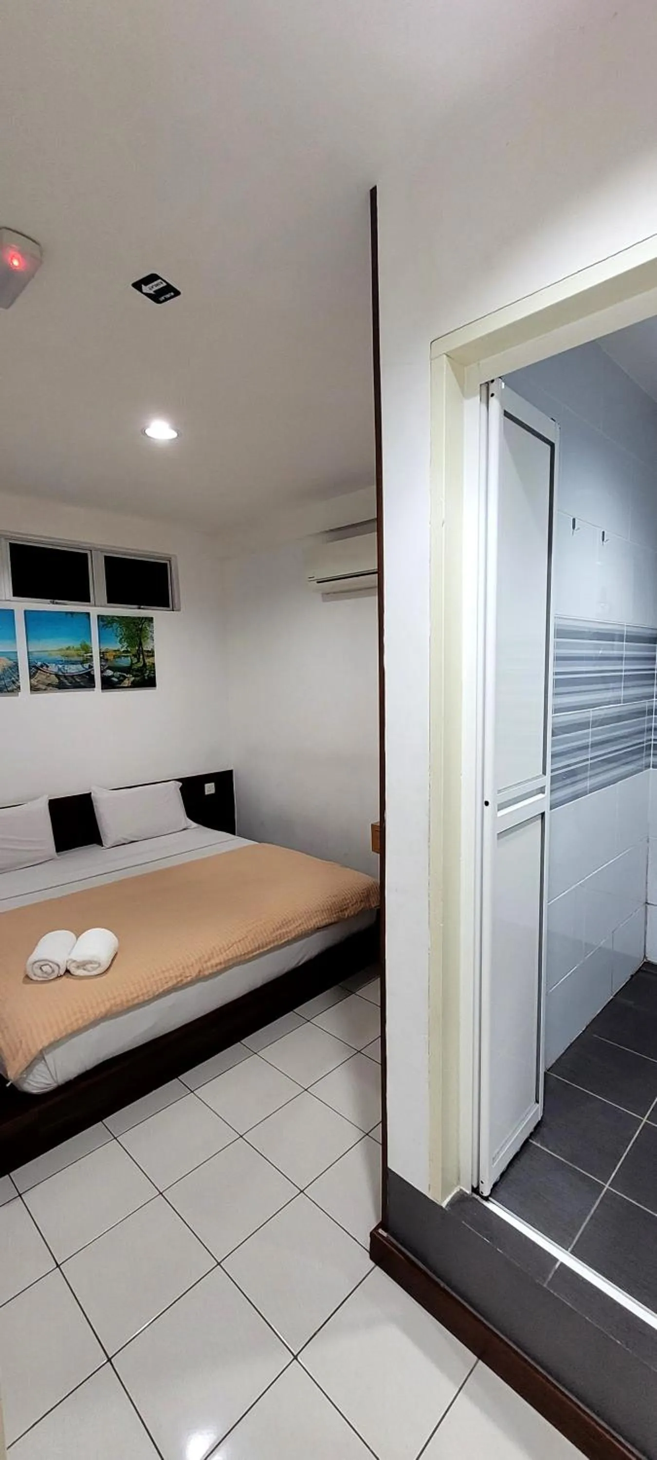 Shower, Bed in Api-Api GuestHouse