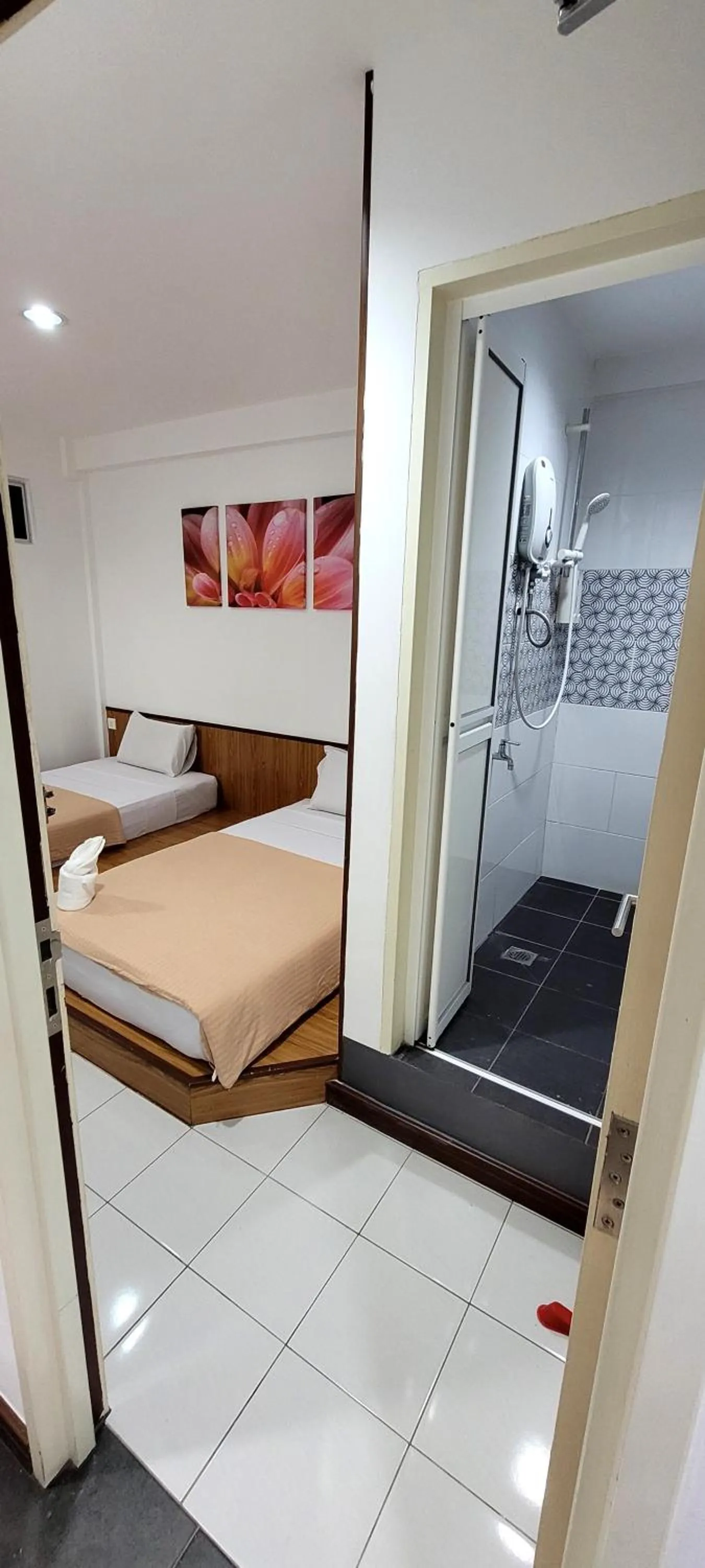 Shower, Bed in Api-Api GuestHouse