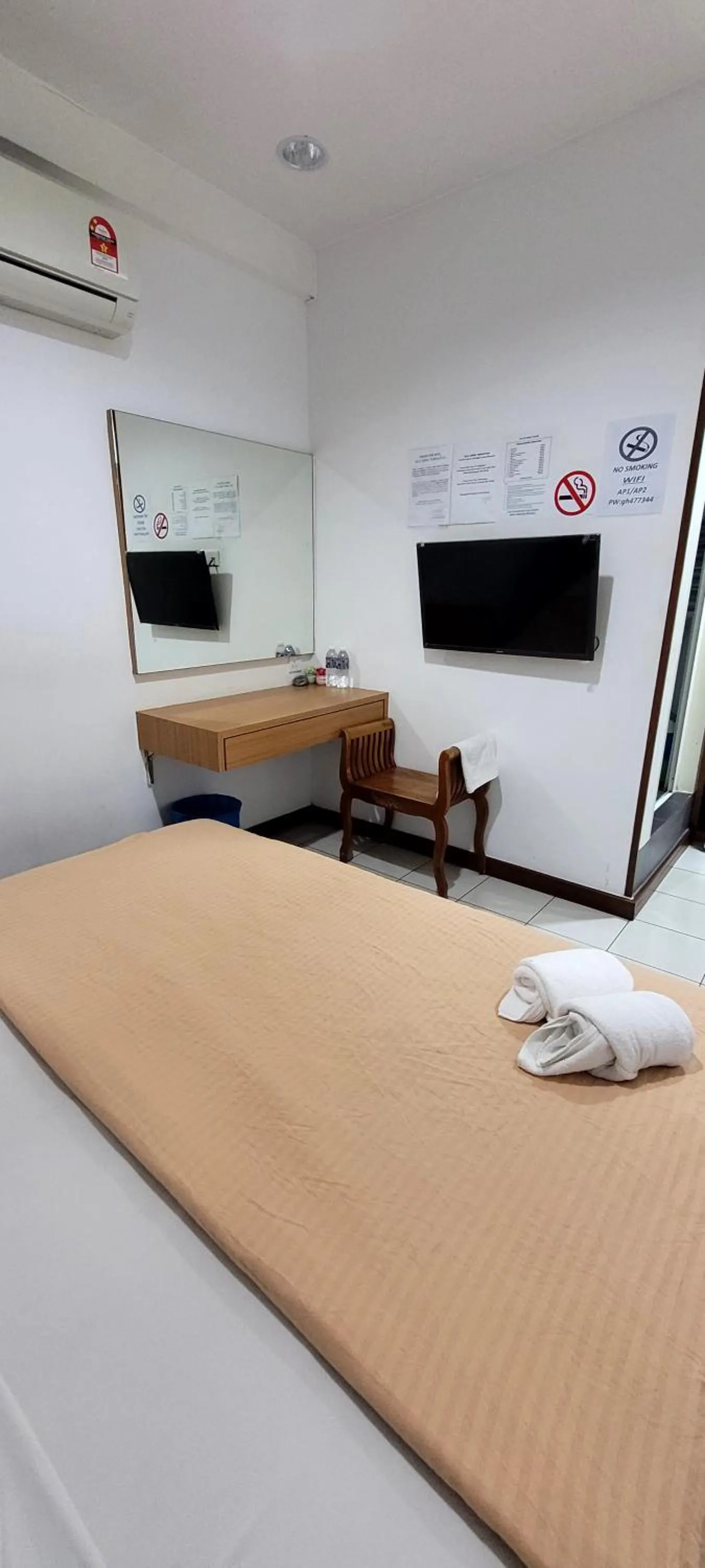 Bedroom, Bed in Api-Api GuestHouse