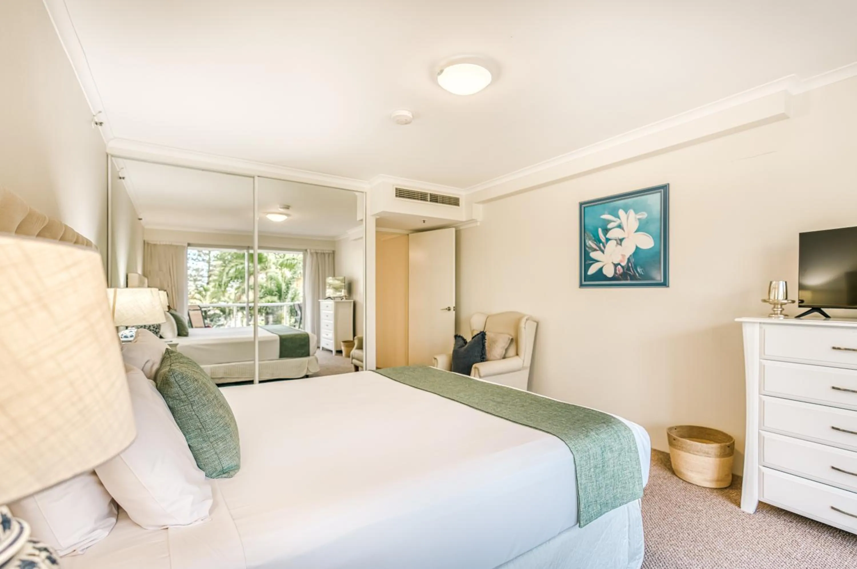 Bedroom, Bed in Oscar On Main Beach Resort