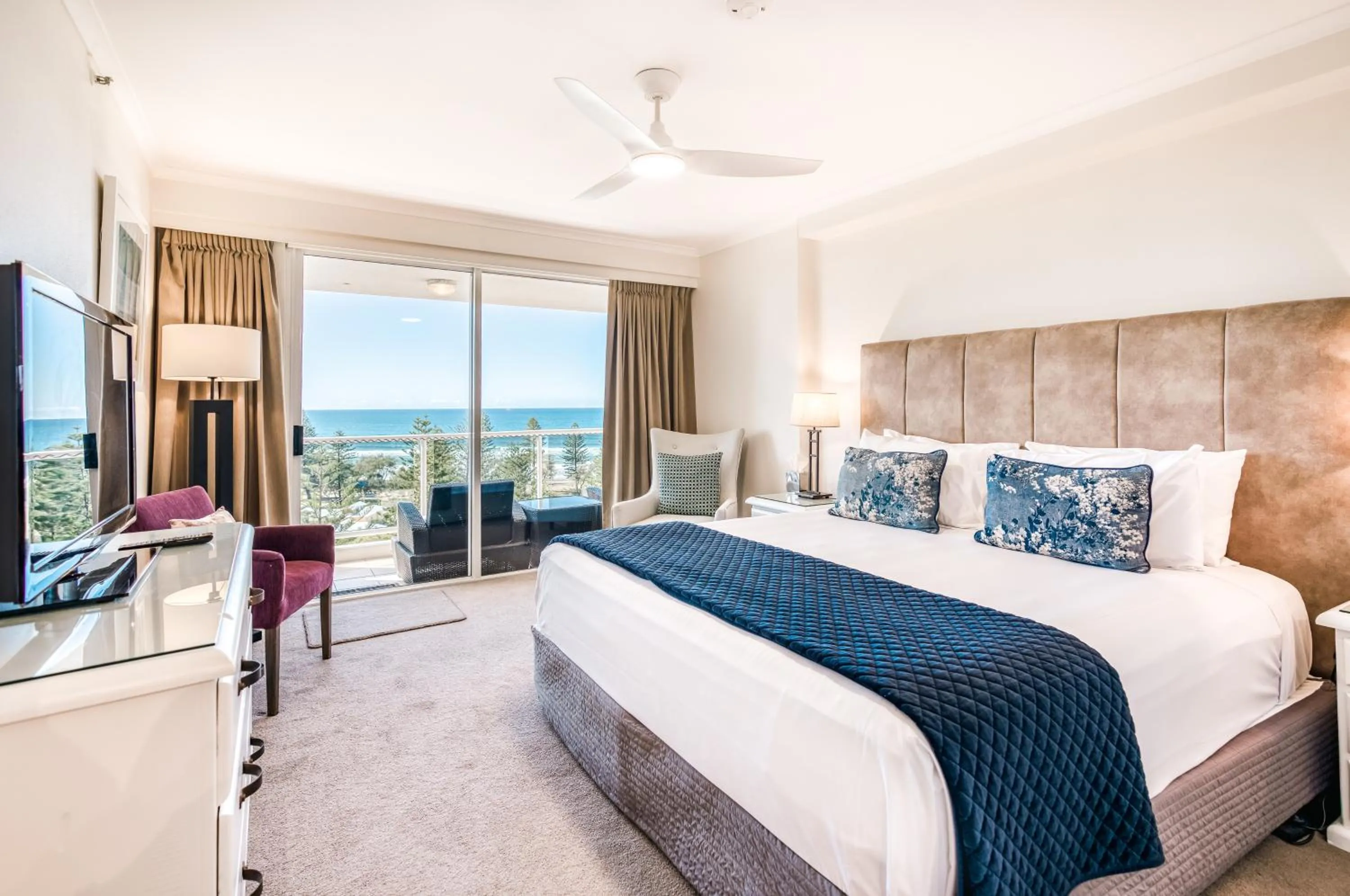 Bedroom, Bed in Oscar On Main Beach Resort