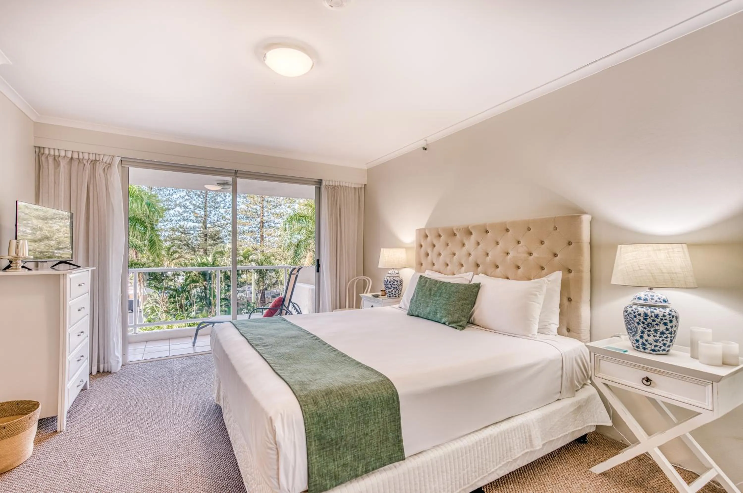 Photo of the whole room, Bed in Oscar On Main Beach Resort