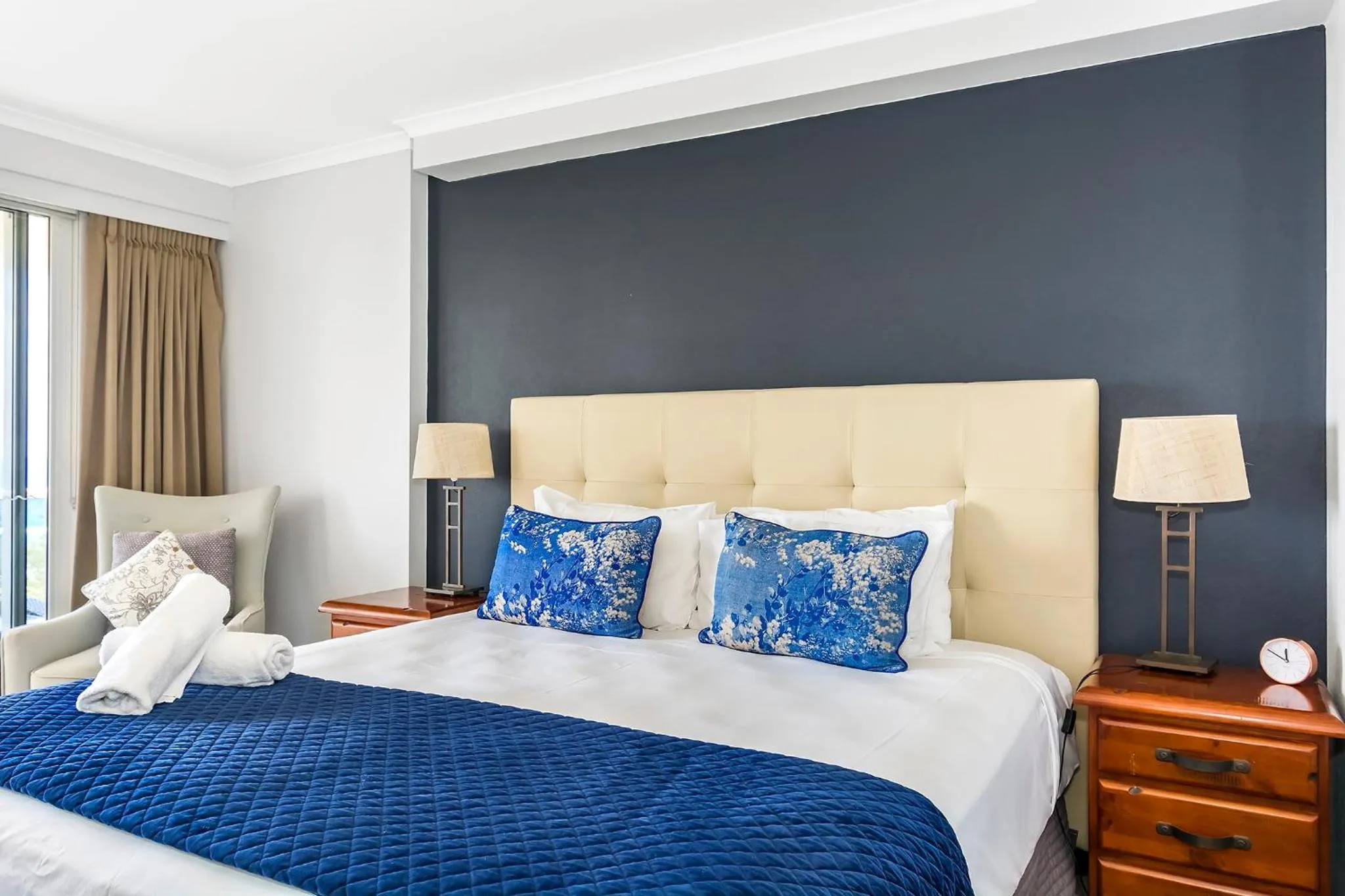 Bedroom, Bed in Oscar On Main Beach Resort