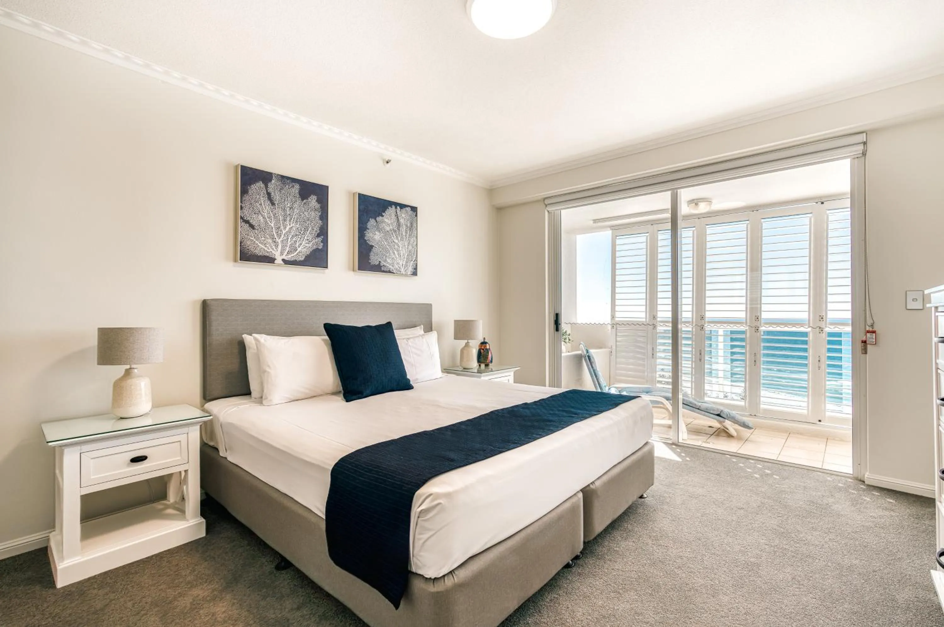 Bedroom, Bed in Oscar On Main Beach Resort