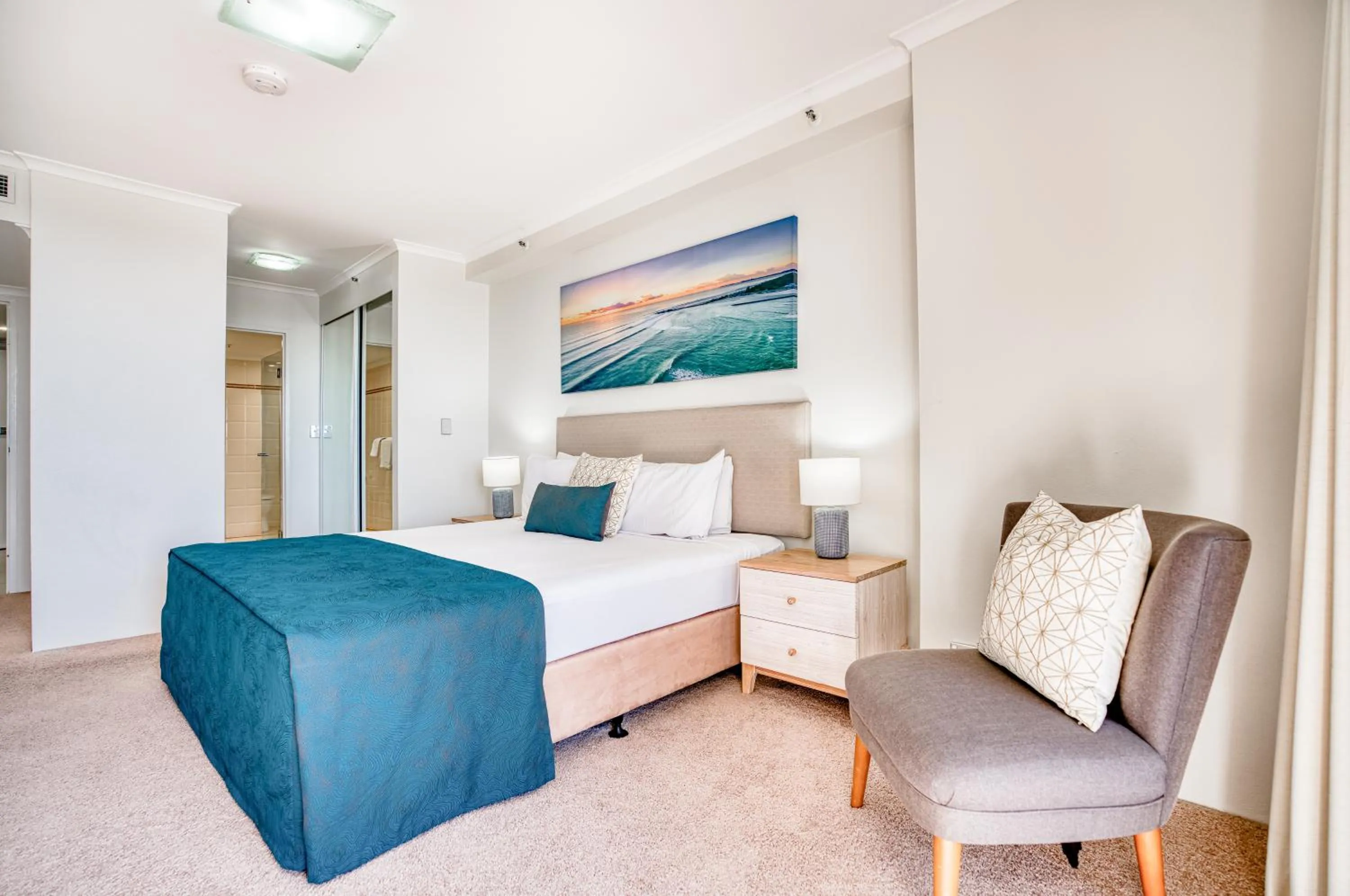 Bedroom, Bed in Oscar On Main Beach Resort