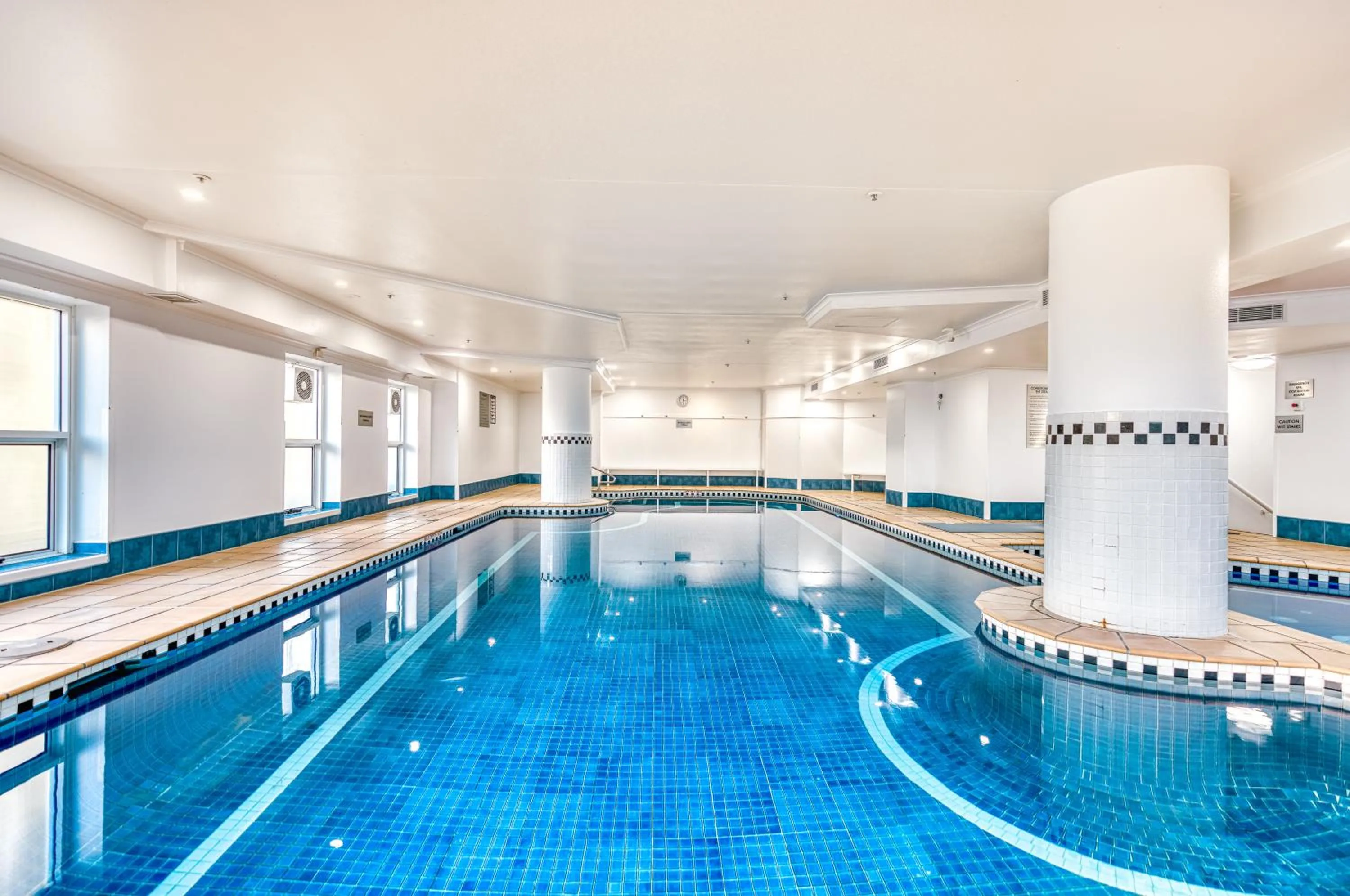 Swimming pool in Oscar On Main Beach Resort