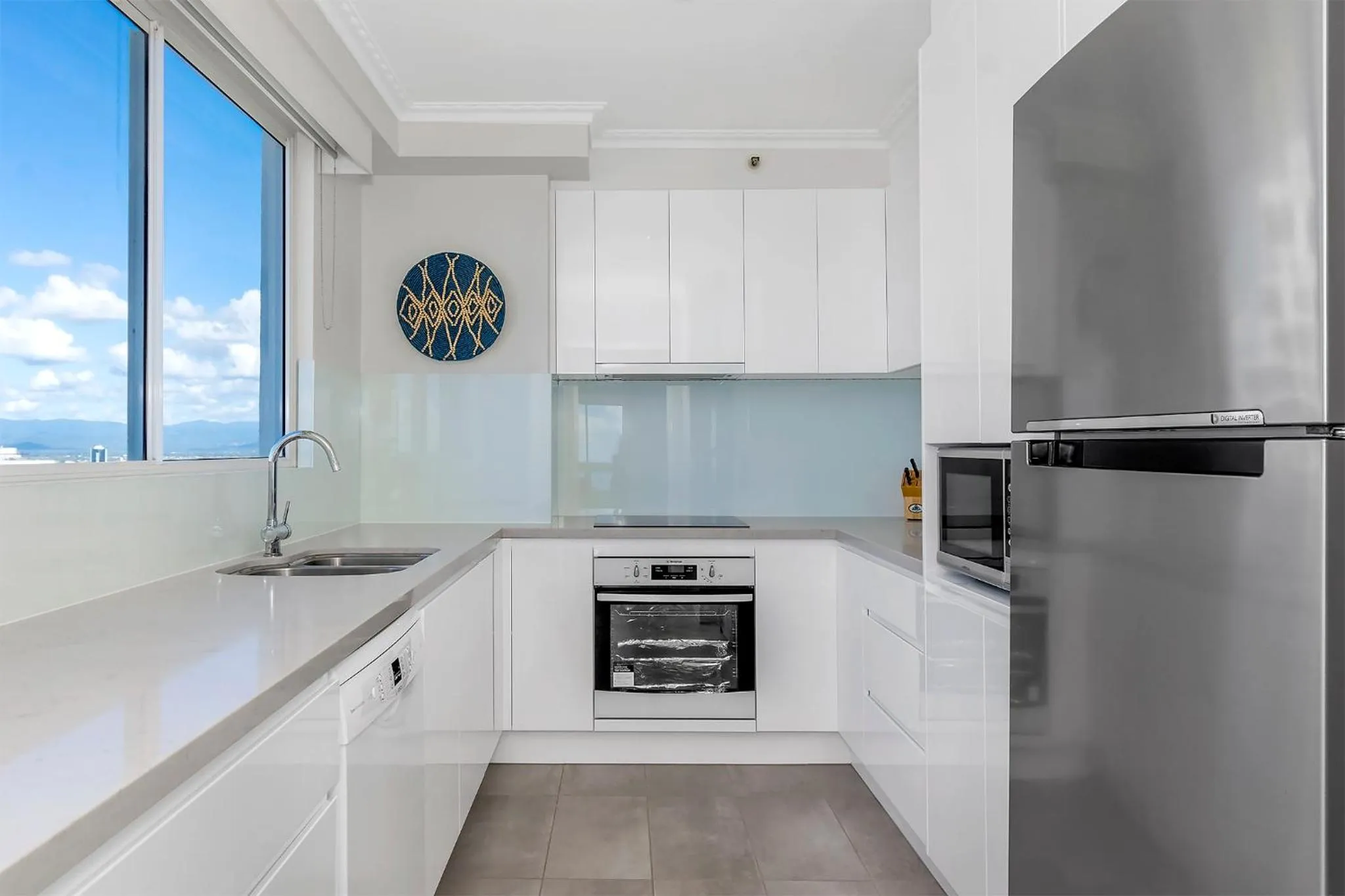 Kitchen or kitchenette in Oscar On Main Beach Resort