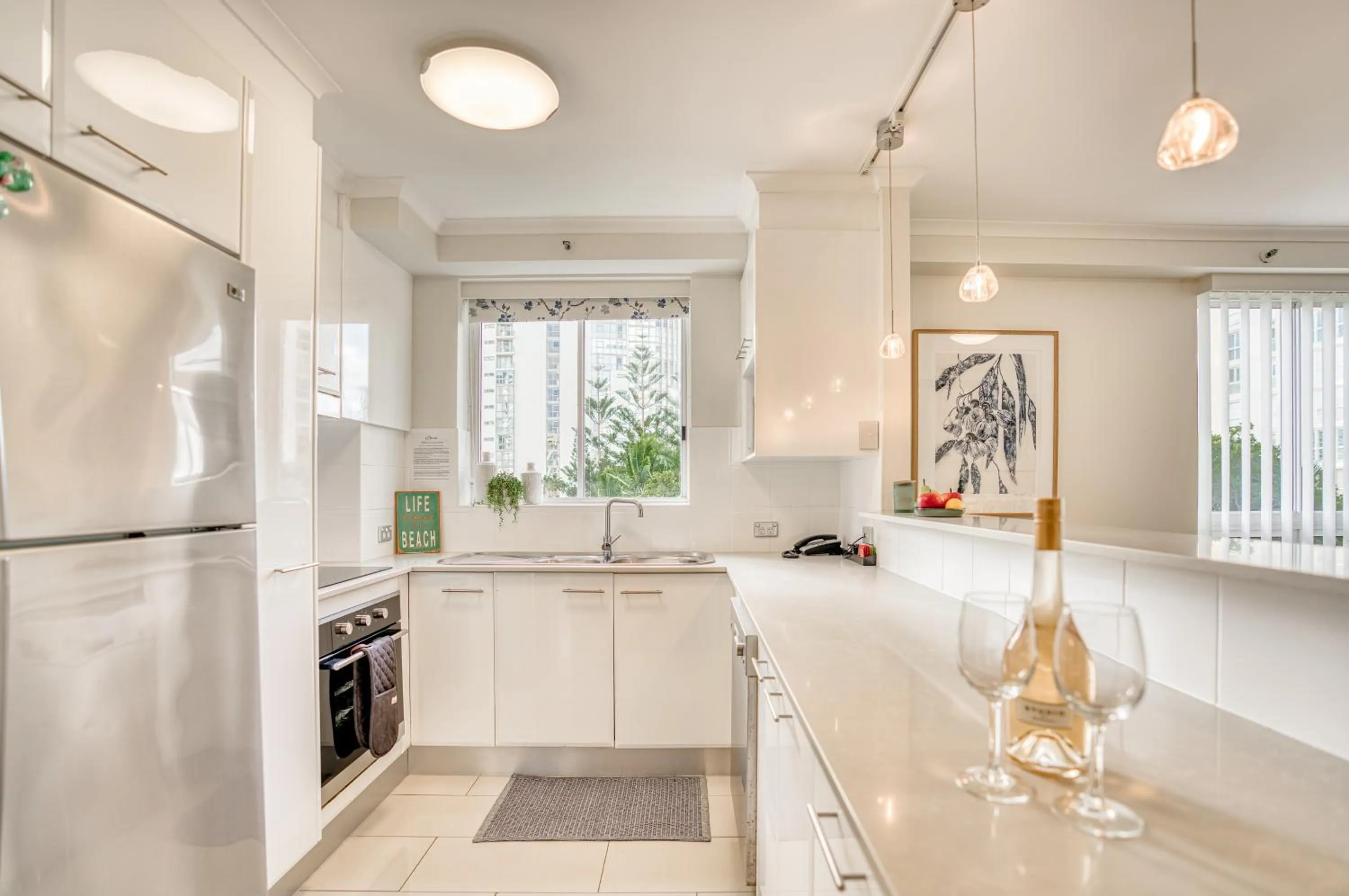 Kitchen or kitchenette in Oscar On Main Beach Resort