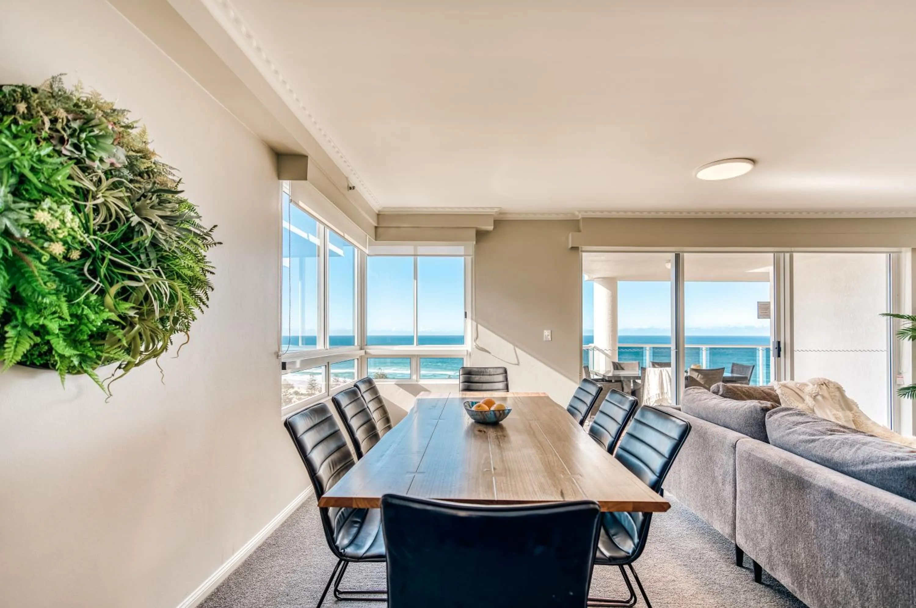 Dining area in Oscar On Main Beach Resort