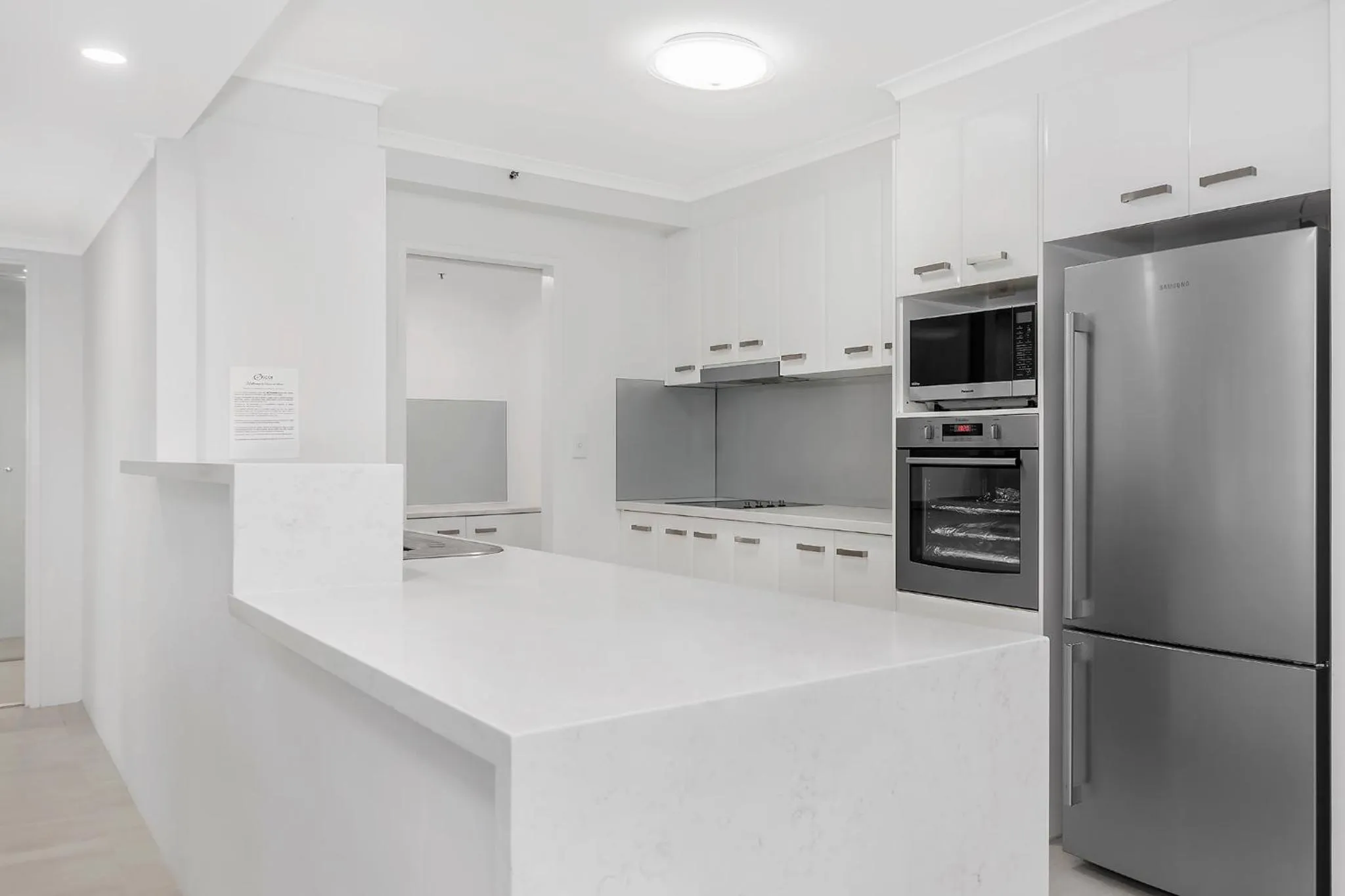 Kitchen or kitchenette in Oscar On Main Beach Resort