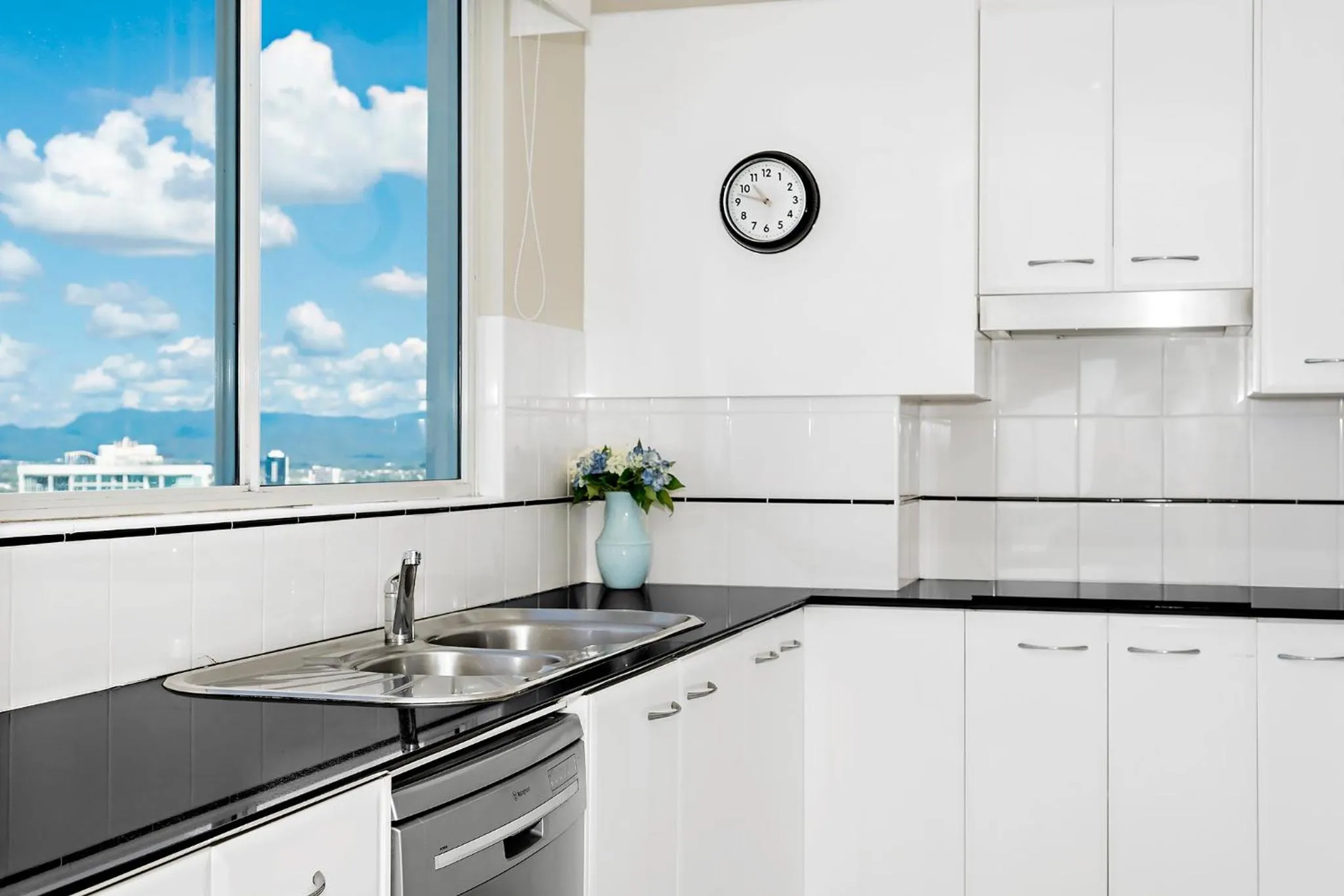 Kitchen or kitchenette in Oscar On Main Beach Resort