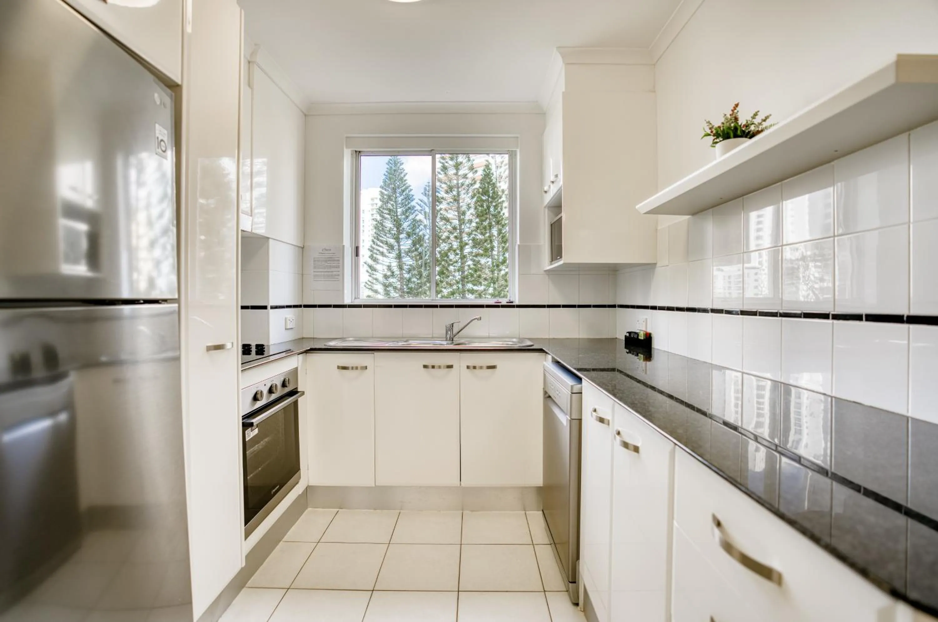 kitchen in Oscar On Main Beach Resort