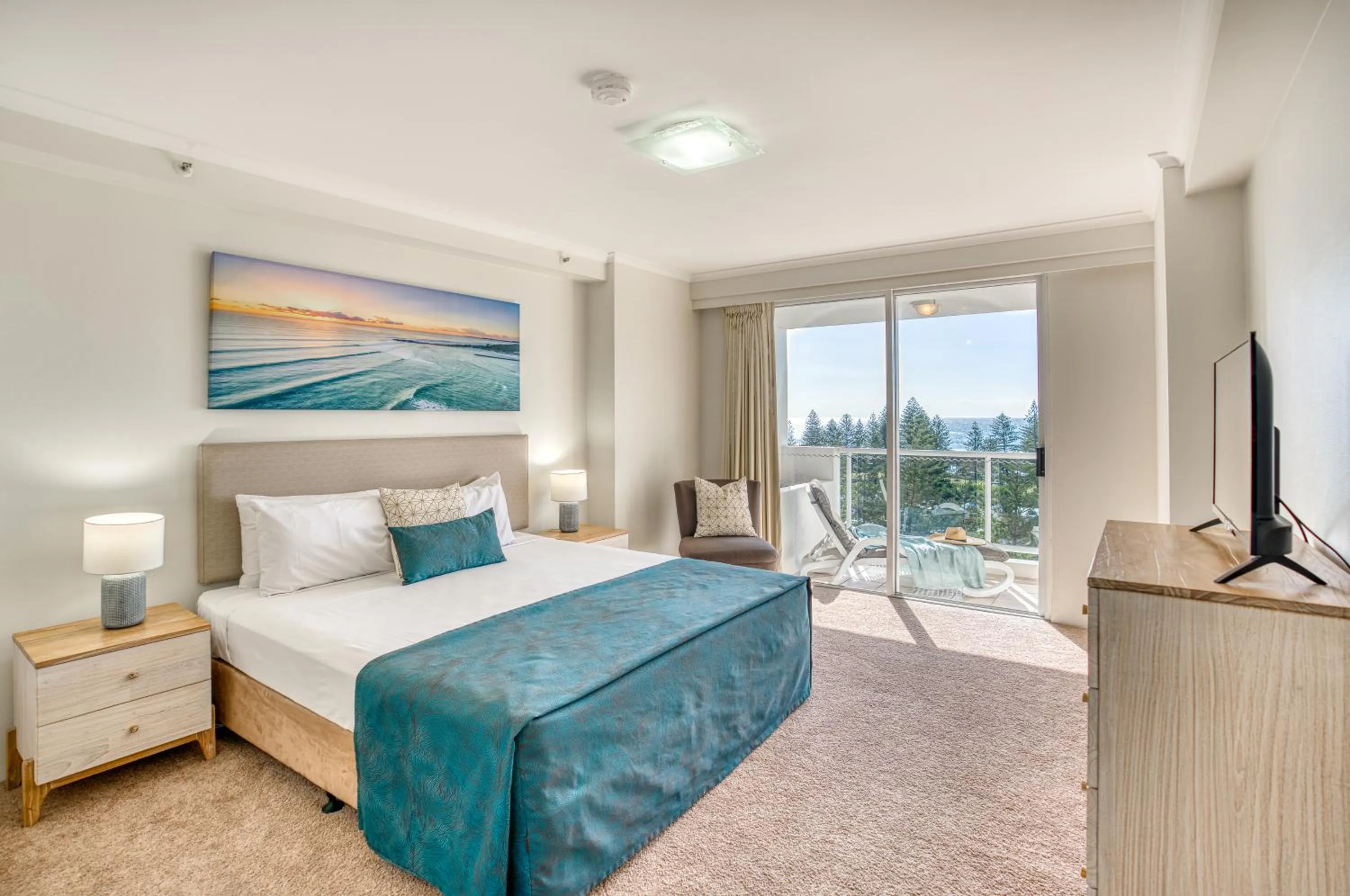 Bedroom, Bed in Oscar On Main Beach Resort