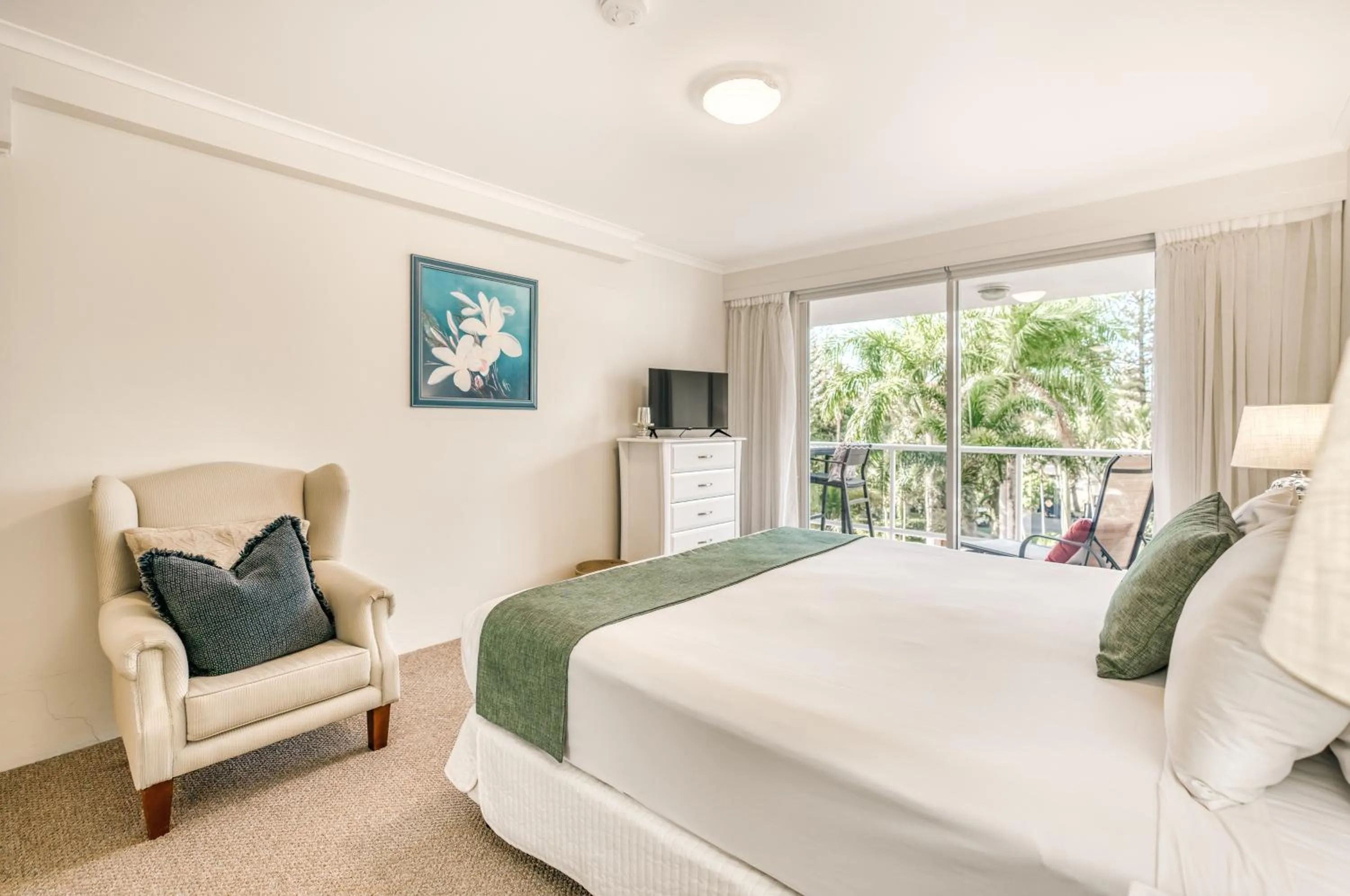 Bedroom, Bed in Oscar On Main Beach Resort