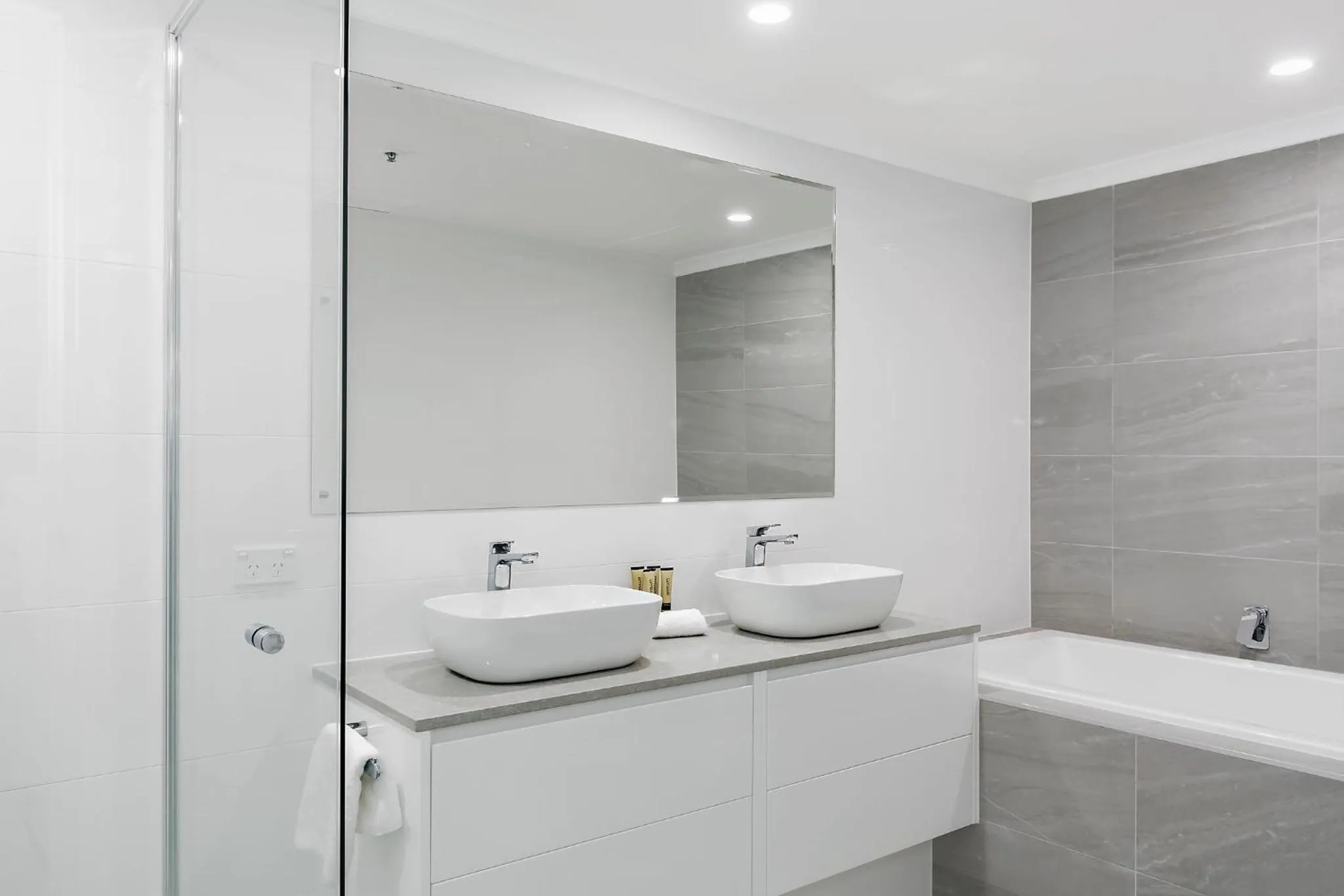 Bathroom in Oscar On Main Beach Resort