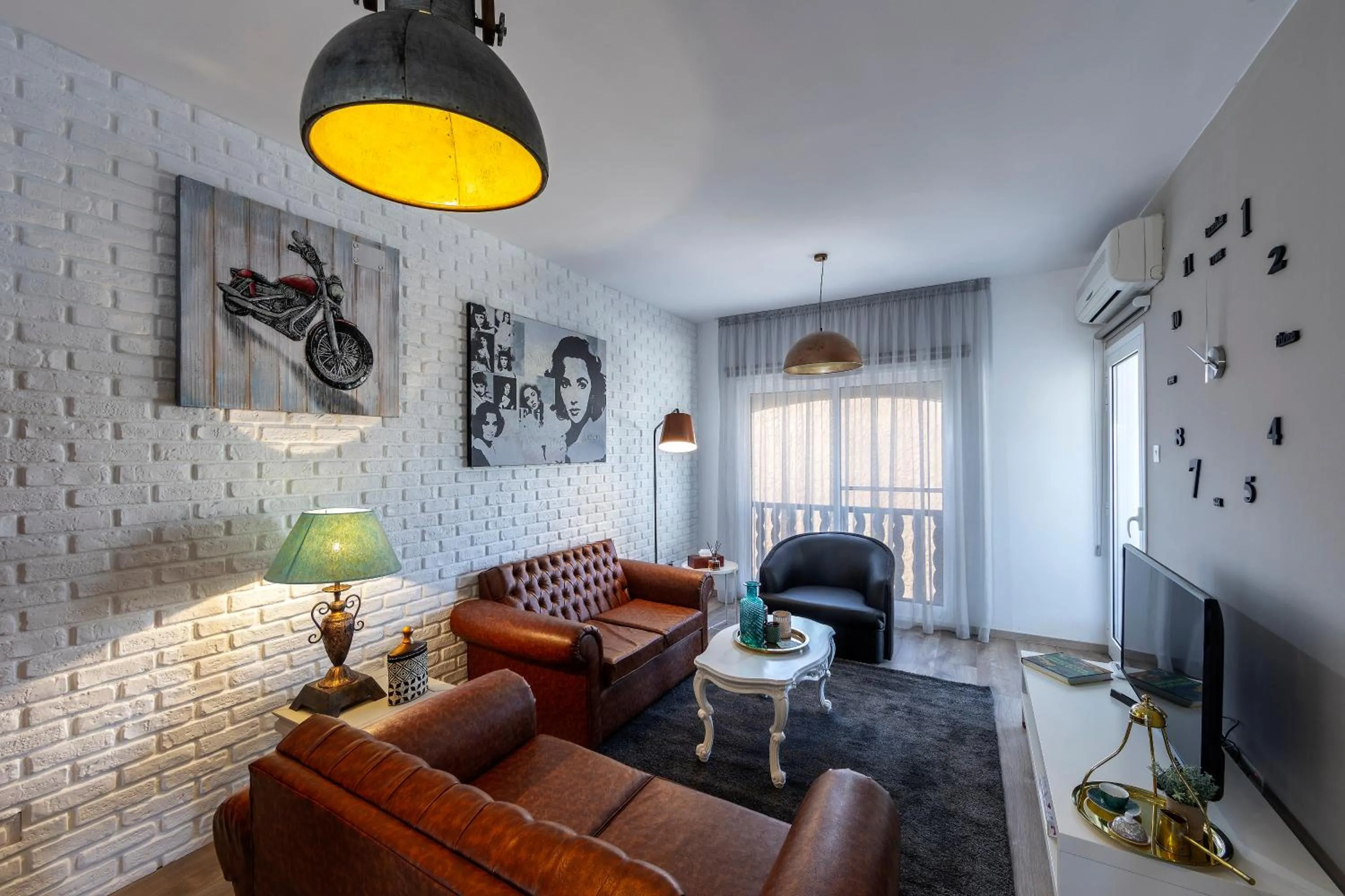 TV and multimedia in Castle Holiday Apartments