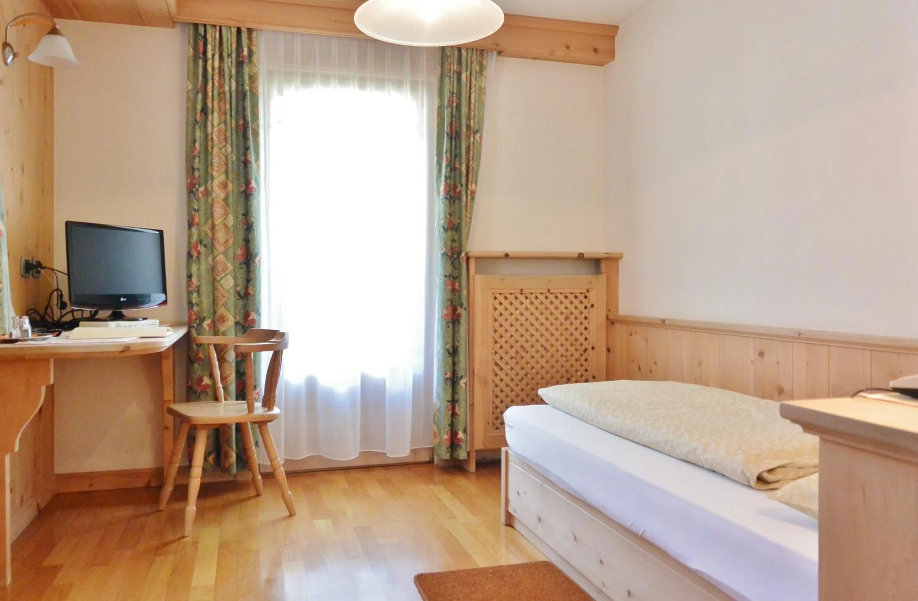 Bed in Hotel Garnì al Plan