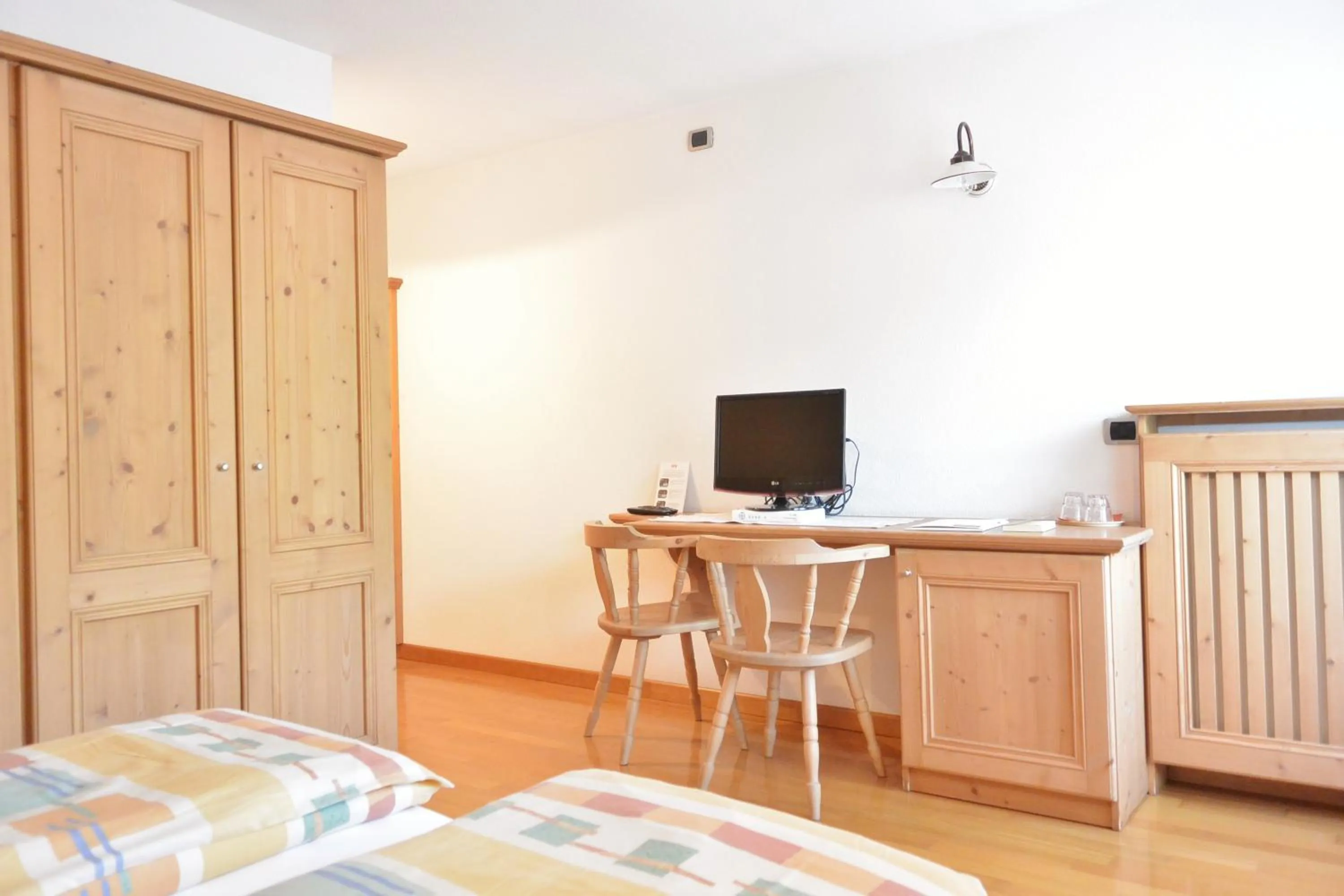 TV and multimedia, Bed in Hotel Garnì al Plan