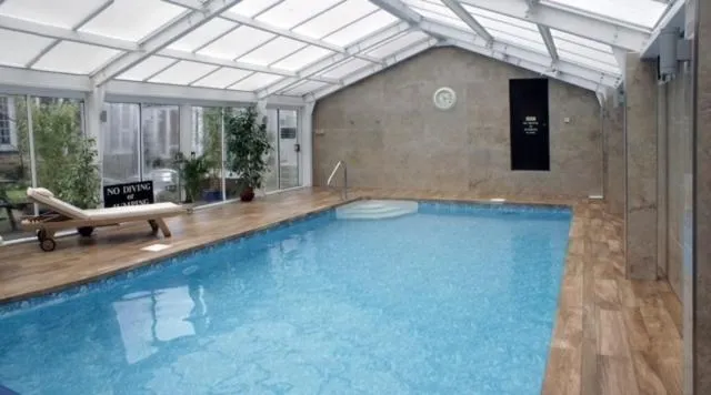 Swimming pool in Thanington Hotel