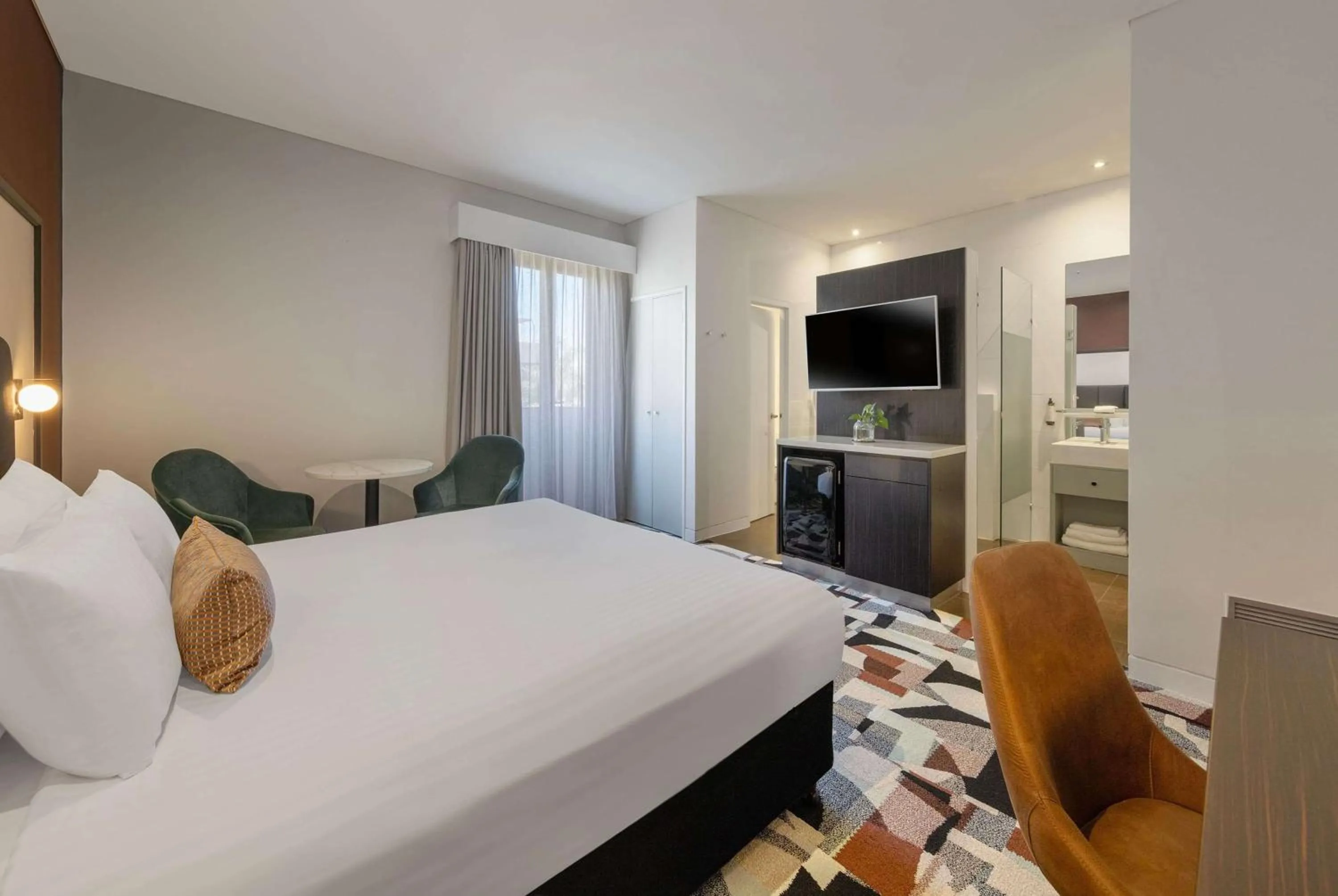 Photo of the whole room, Bed in Club Wyndham Perth, Trademark Collection by Wyndham