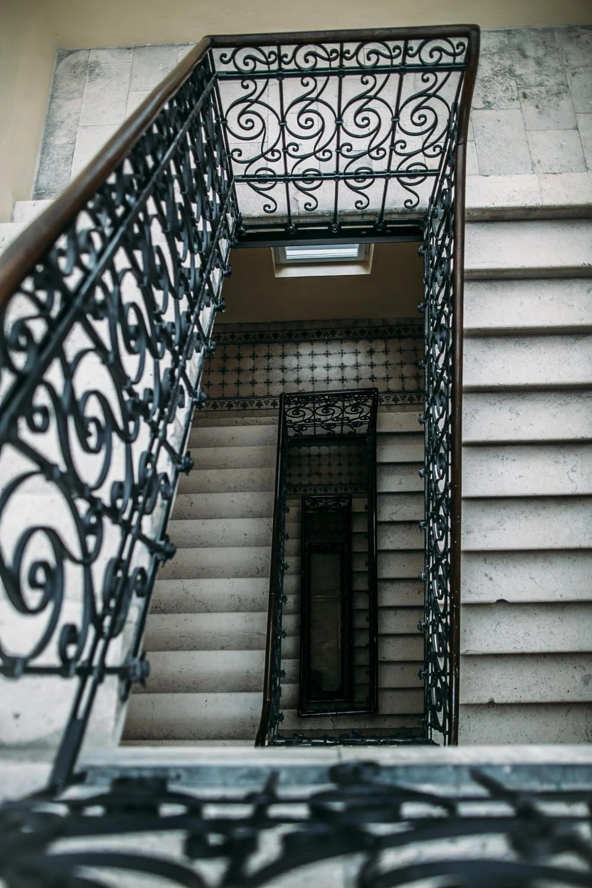 Property building in Rooms Lejletul