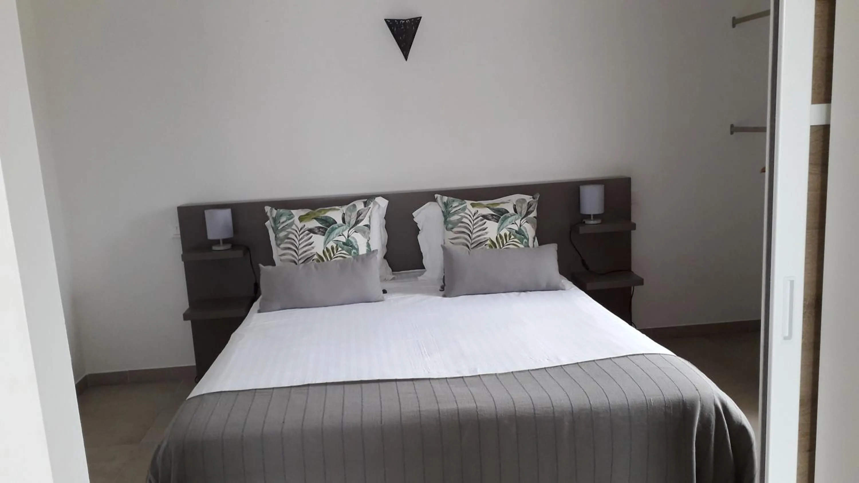 Photo of the whole room, Bed in Domaine de kerbillec