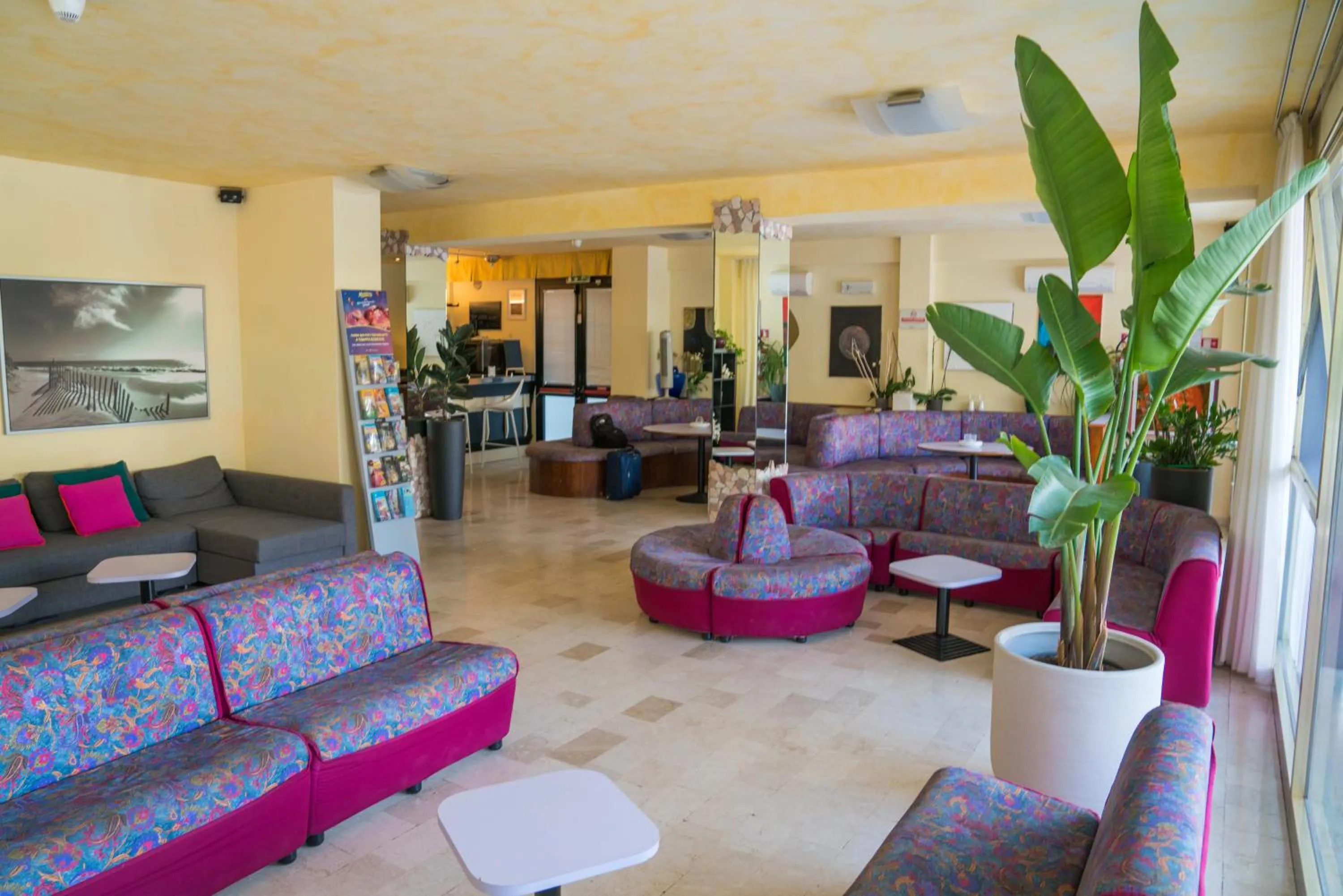 Communal lounge/ TV room in Hotel Singapore