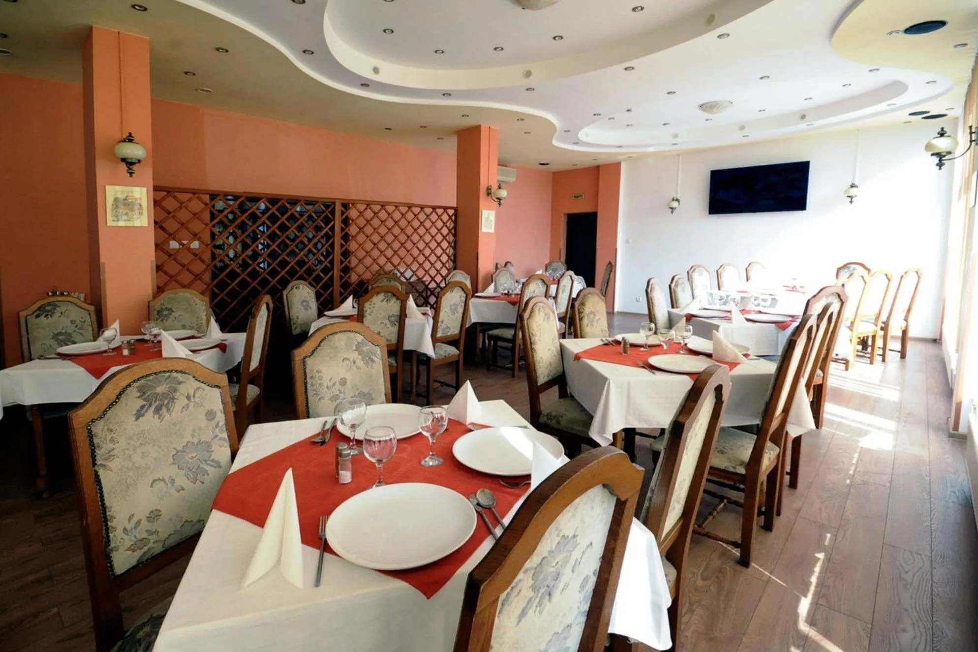 Restaurant/places to eat in Hotel Everest