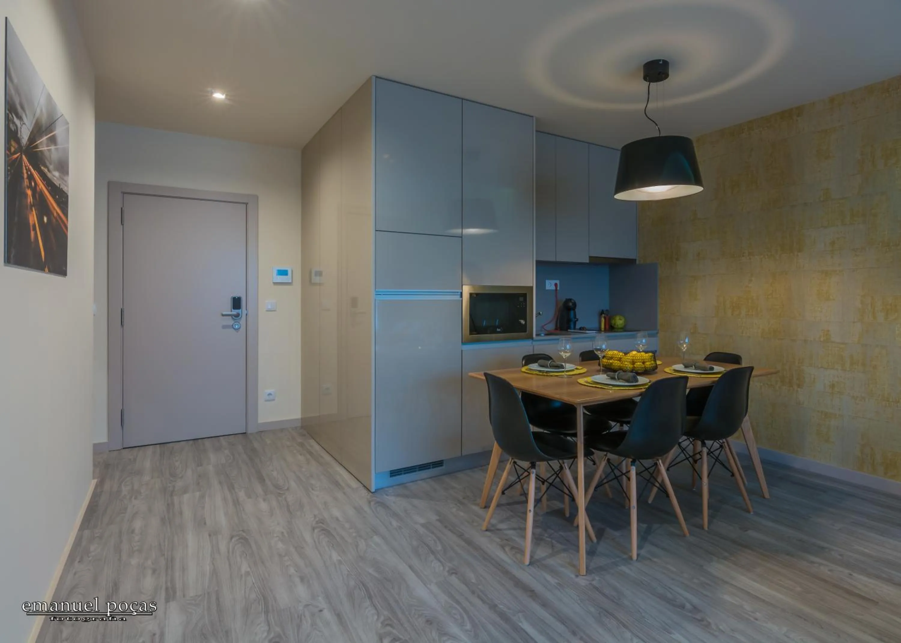 Communal kitchen in Passos Manuel by Innapartments