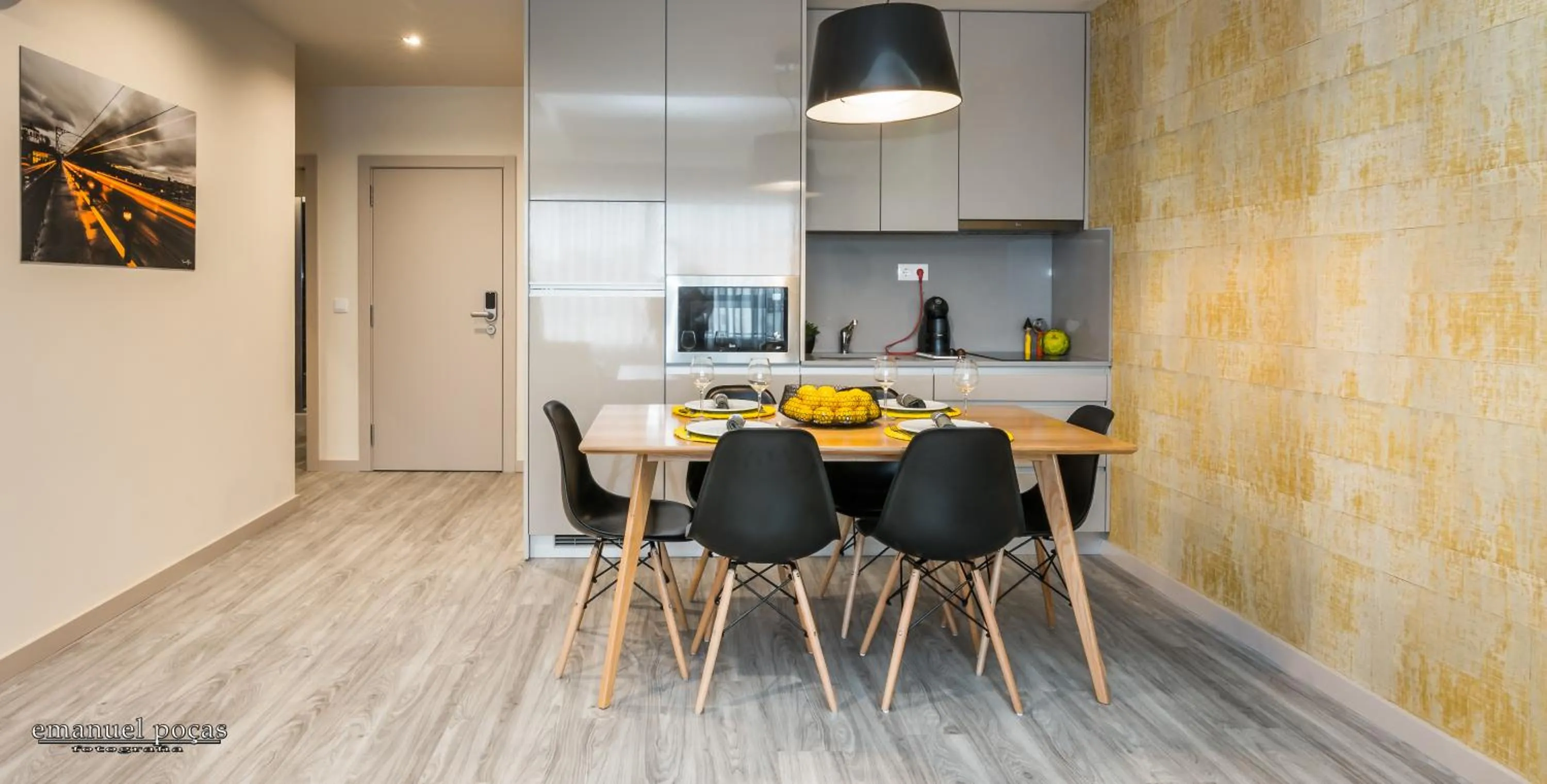 Communal kitchen in Passos Manuel by Innapartments