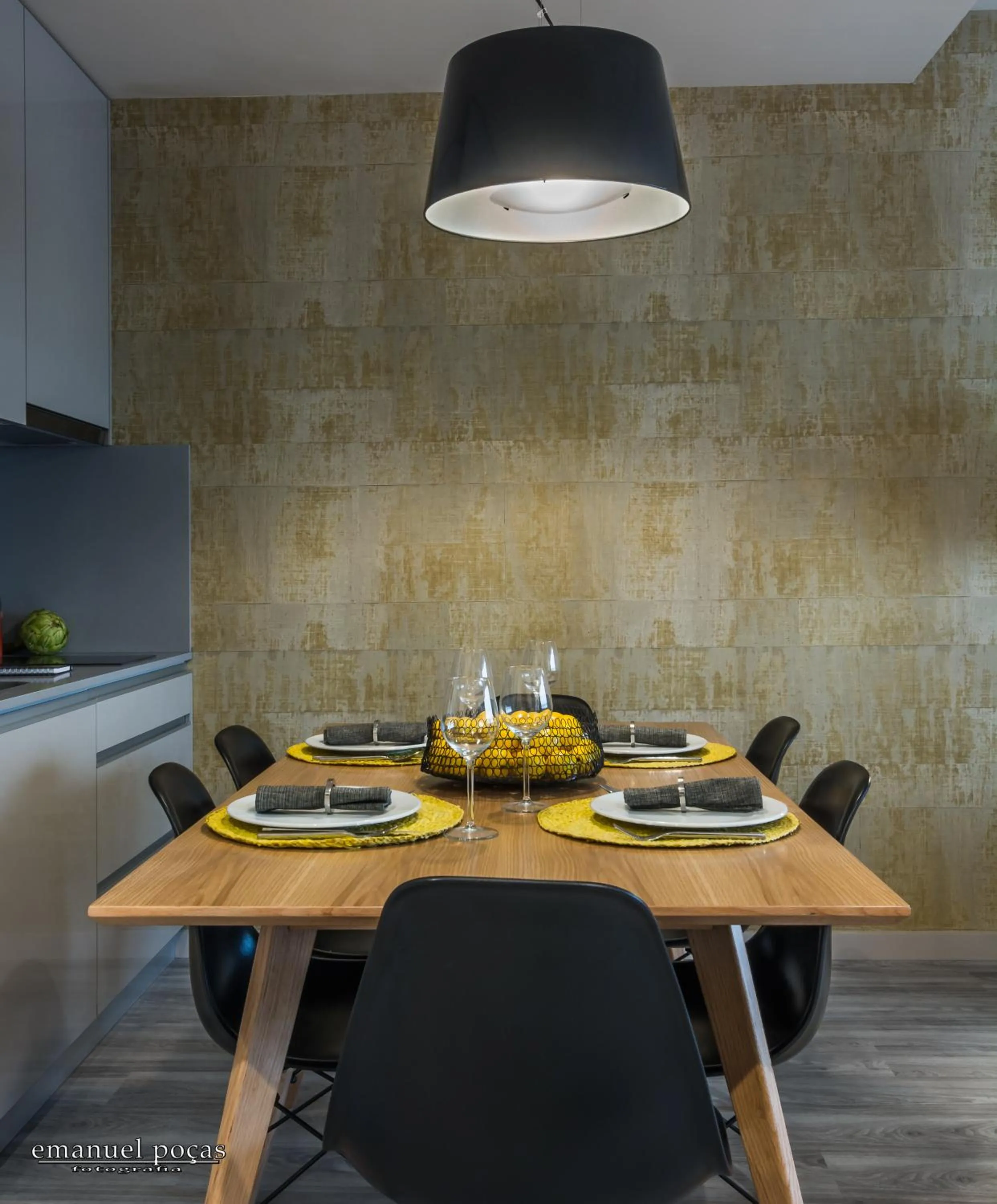 Communal kitchen in Passos Manuel by Innapartments